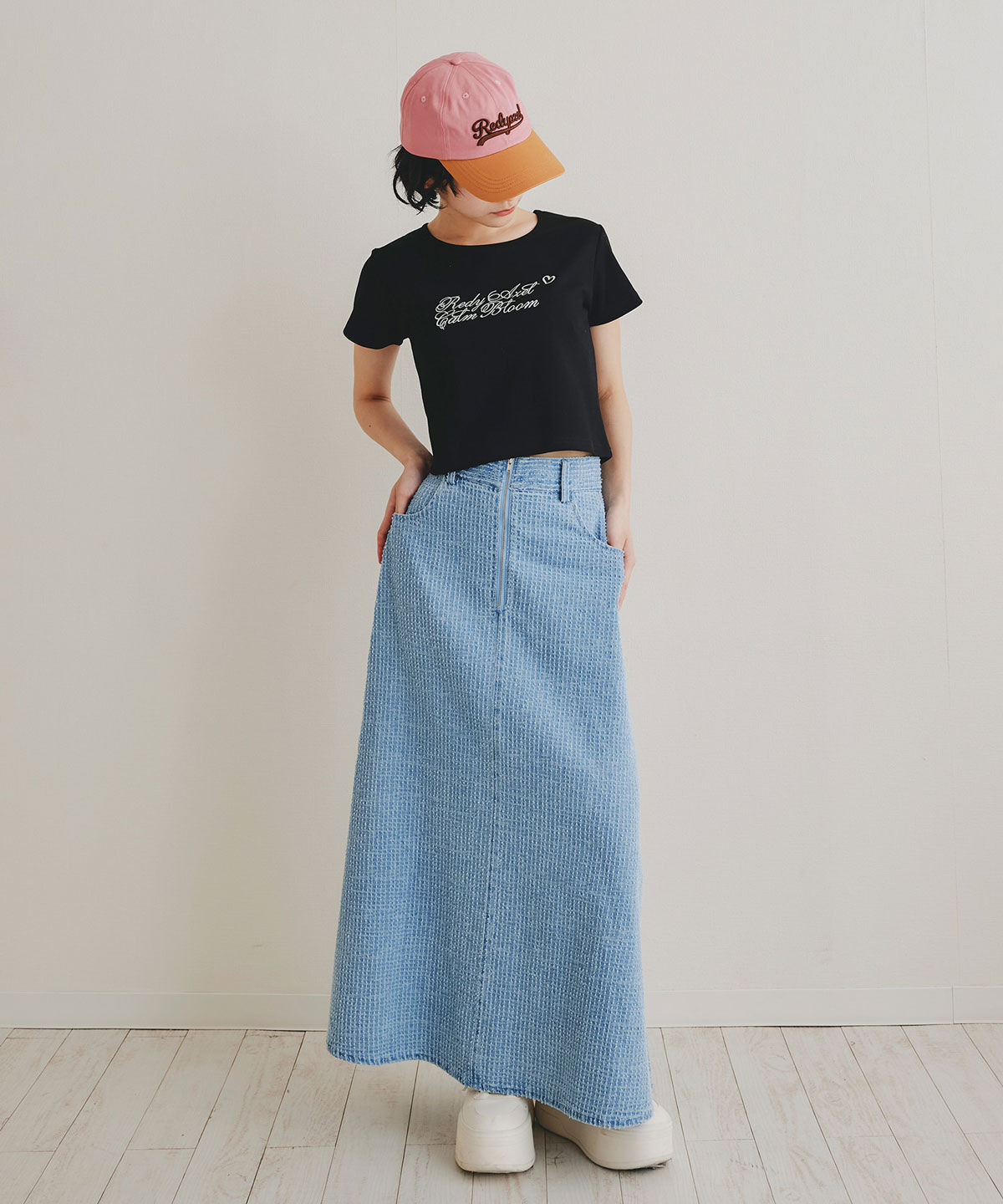 REDYAZEL「カリグラフィーロゴエンブロイダリークロップドTシャツ」|Tシャツ・カットソー|