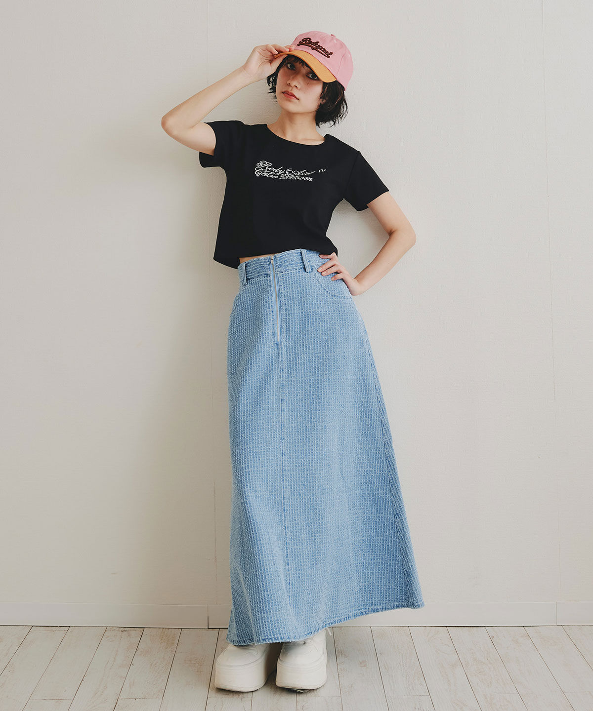 REDYAZEL「カリグラフィーロゴエンブロイダリークロップドTシャツ」|Tシャツ・カットソー|