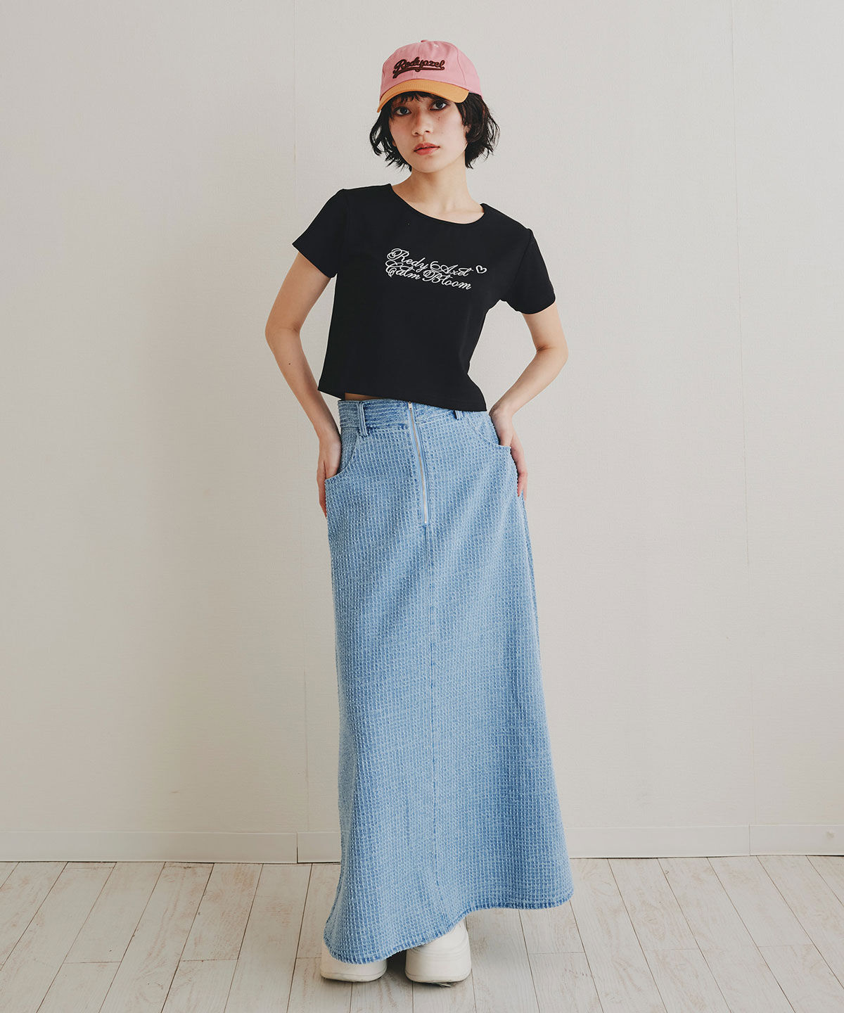 REDYAZEL「カリグラフィーロゴエンブロイダリークロップドTシャツ」|Tシャツ・カットソー|