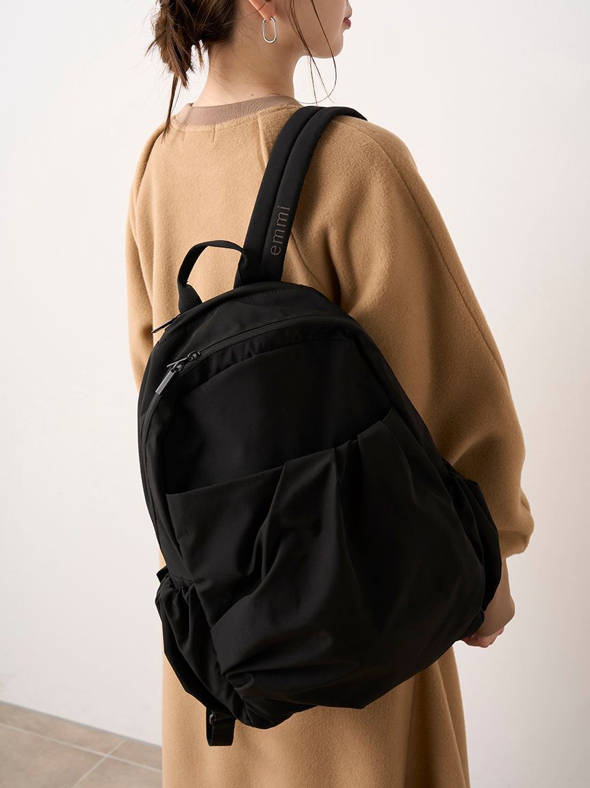 emmi atelier「【ONLINE限定カラー】eco 撥水ギャザーボディーバックパック」|リュック|