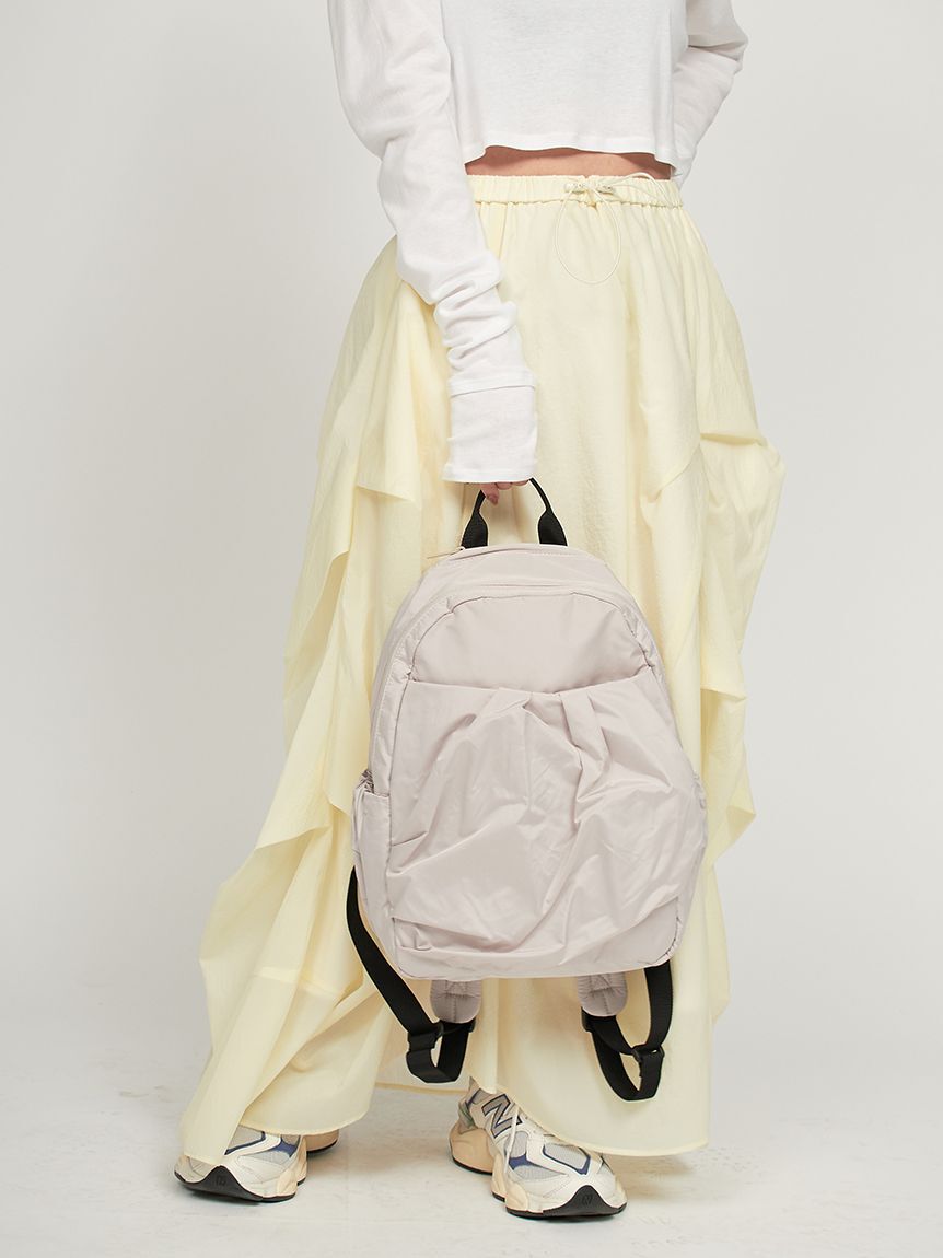 emmi atelier「【ONLINE限定カラー】eco 撥水ミニギャザーボディーバックパック」|リュック|