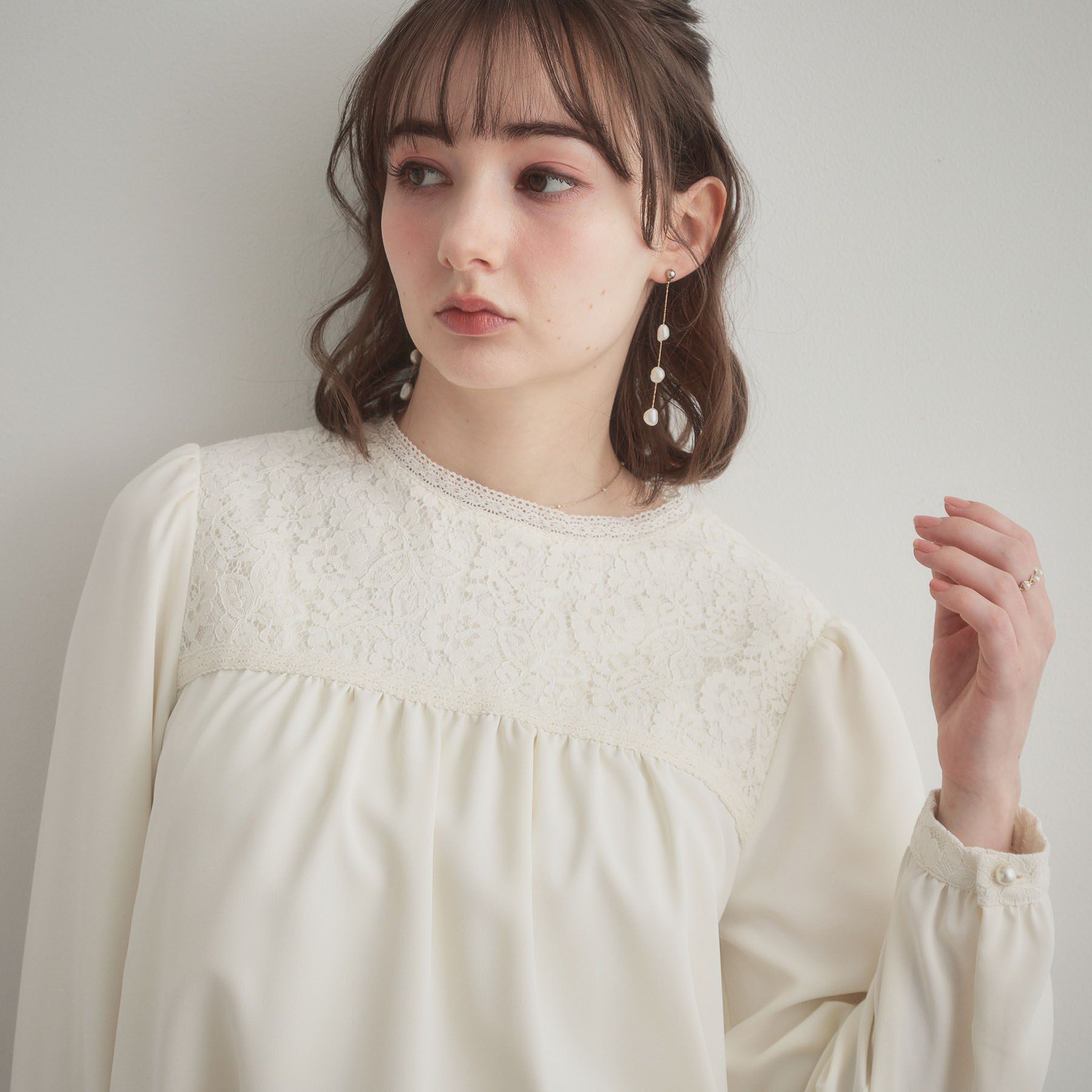 Couture broach「【ハレの日・通勤】レースドッキング ブラウス」|シャツ・ブラウス|