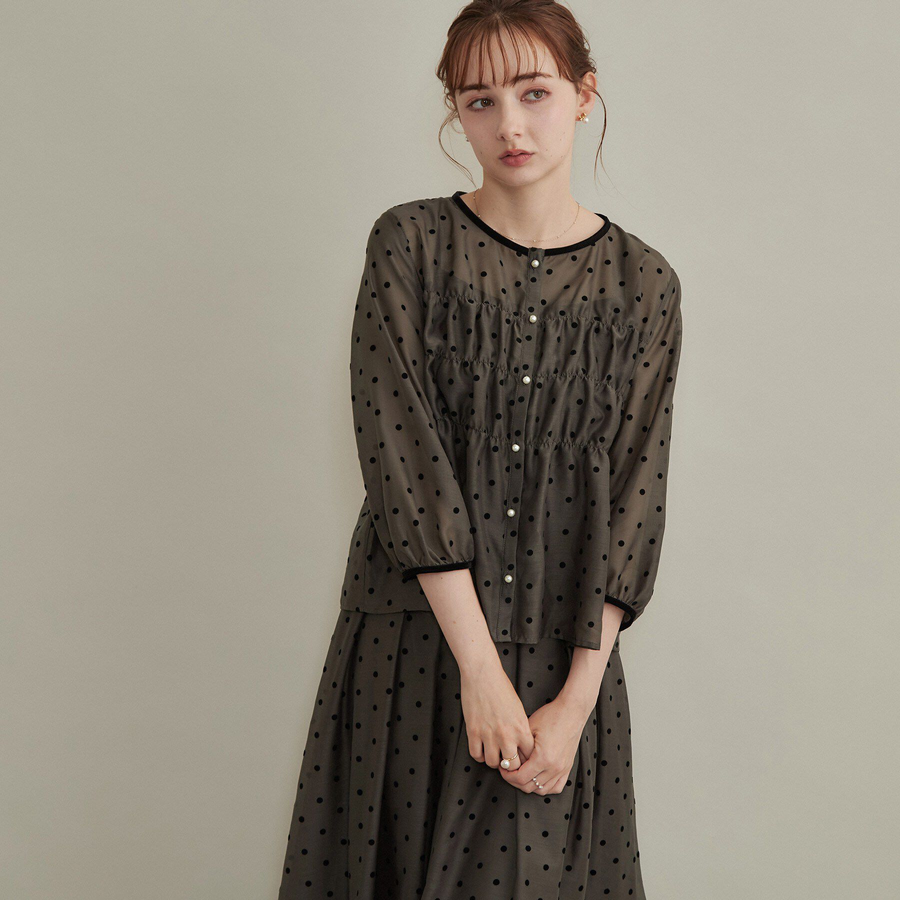 Couture broach「【セットアップ可・着映えて上品】フロッキードットブラウス」|シャツ・ブラウス|