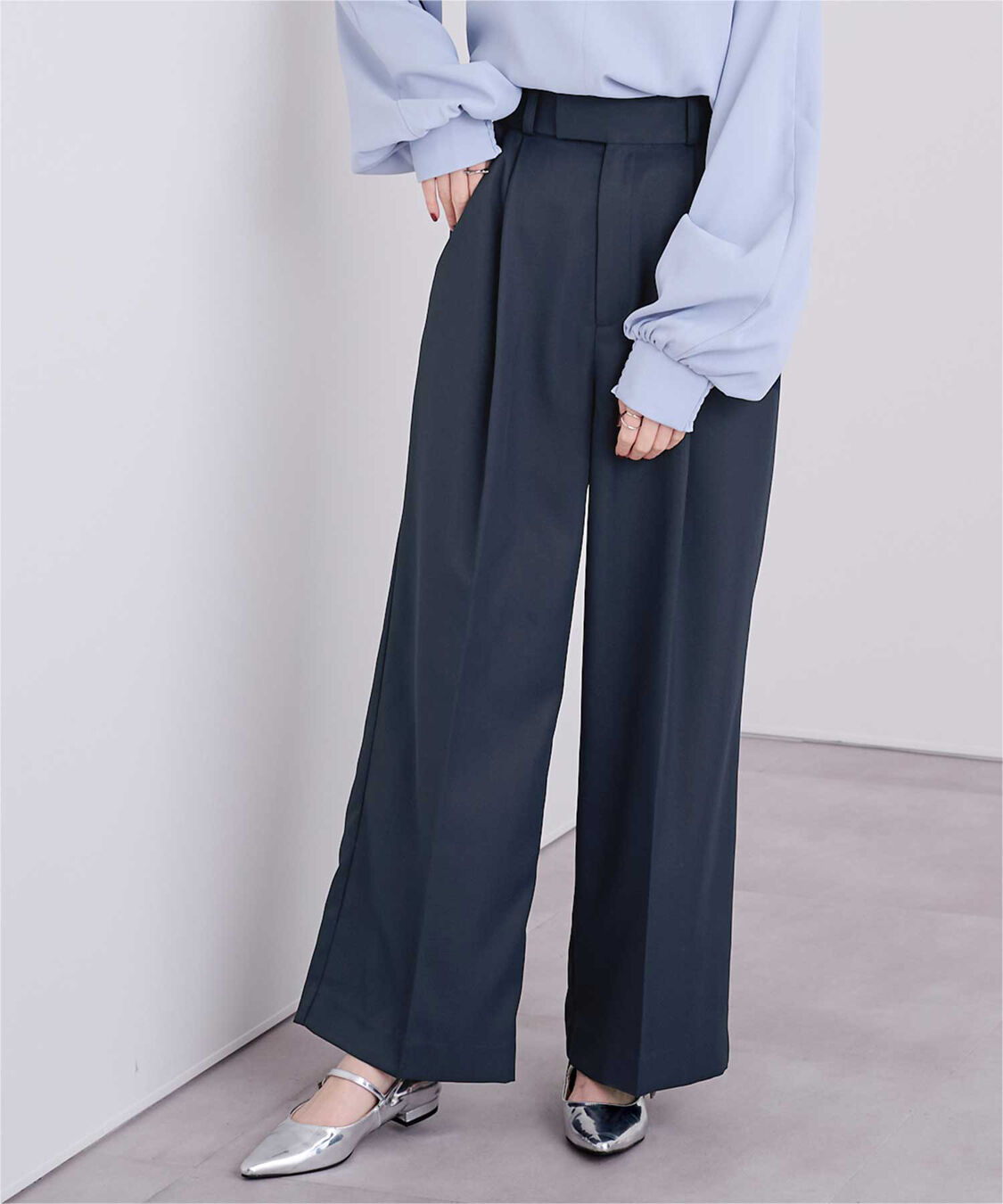 ur's「美シルエットワンタックワイドパンツ」|スラックス|ネイビー