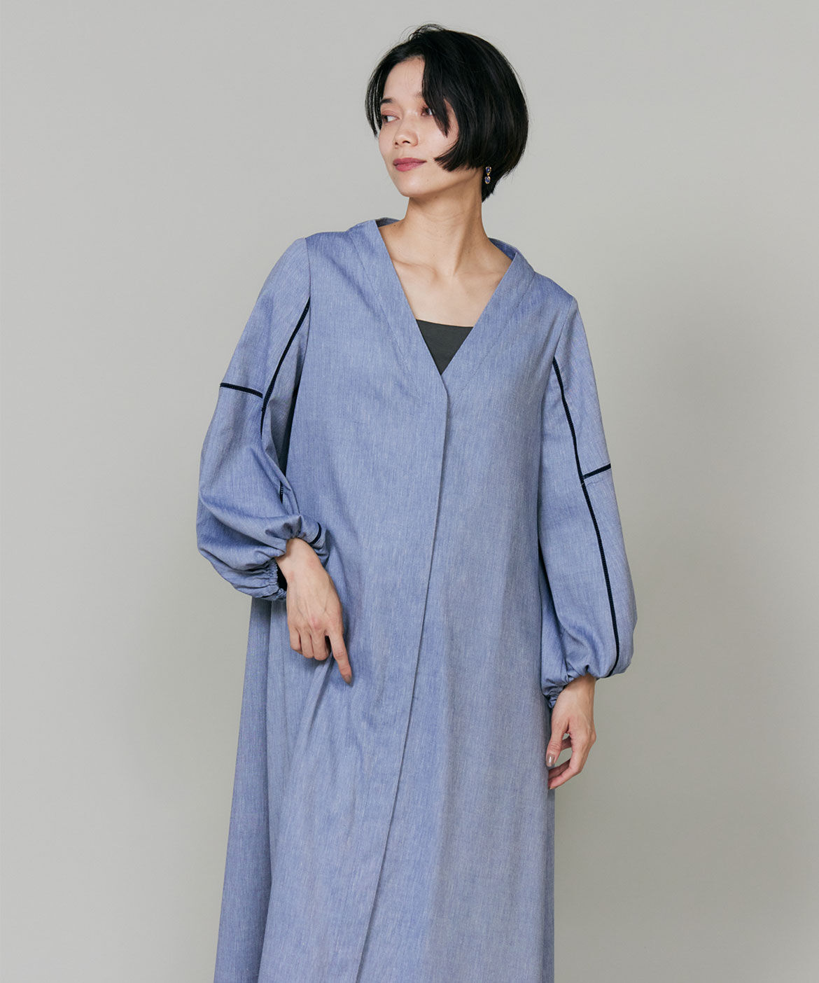 INED「《大きいサイズ》Vネックシャンブレーワンピース」|ワンピース|ブルー1