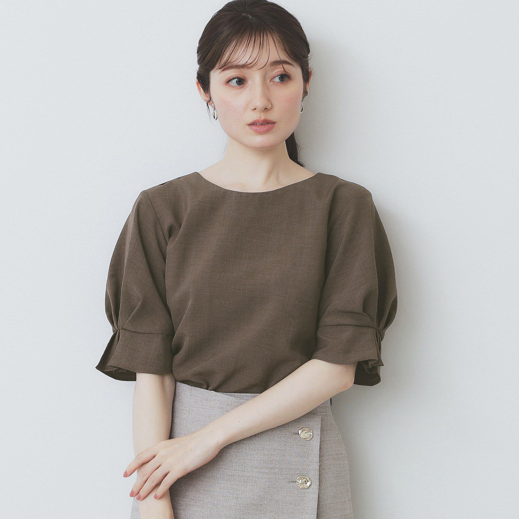 index「《8色展開／XS-LLサイズ》タックパフスリーブブラウス【洗濯機洗い可／吸水速乾／防シワ／抗ピル】」|シャツ・ブラウス|ブラウン(043)