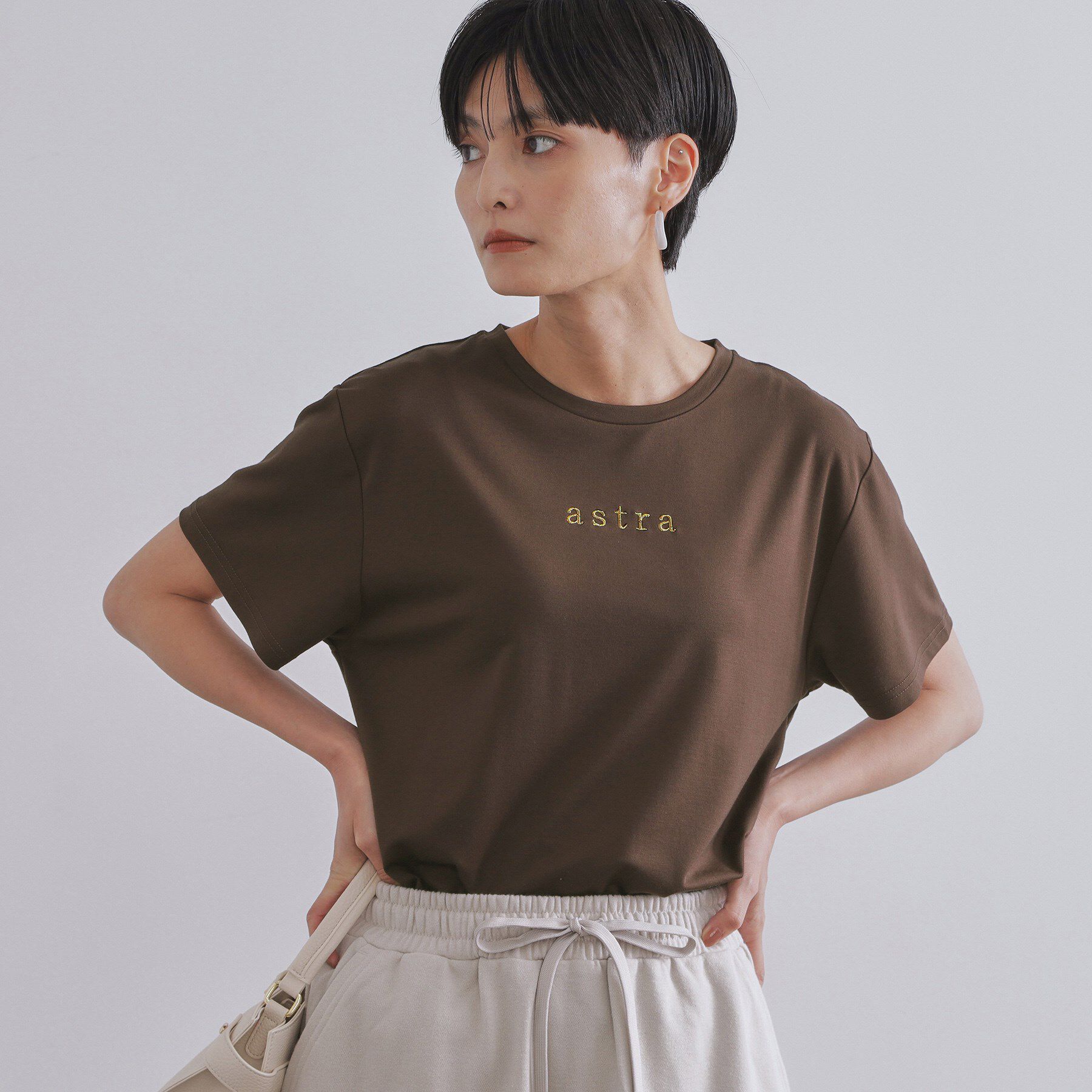 OPAQUE.CLIP「メタリック刺繍ロゴTシャツ【接触冷感／洗濯機洗い可】」|Tシャツ・カットソー|ブラウン(044)