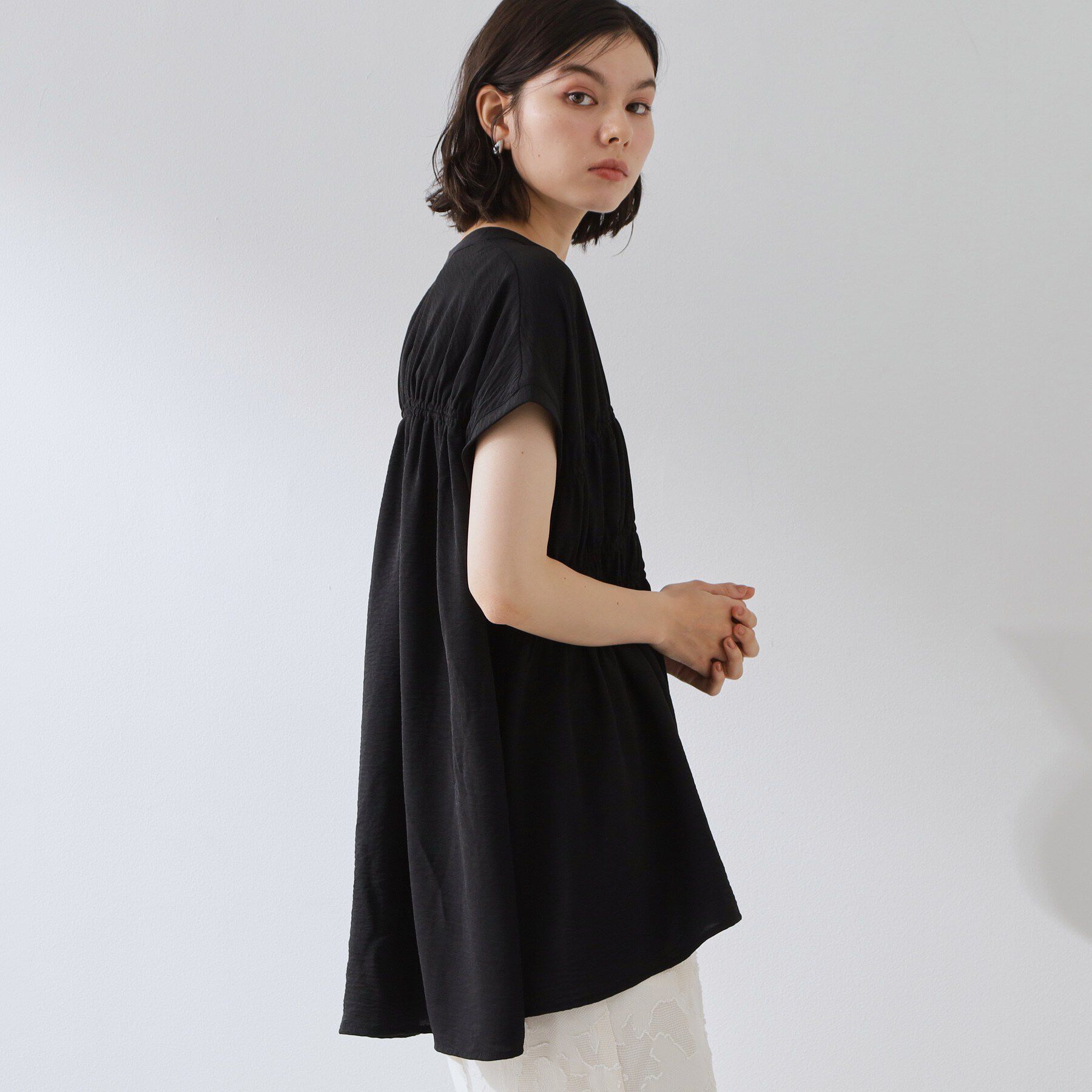 THE SHOP TK「【夏に嬉しい多機能/体型カバー】ひんやりさらさら シャーリングブラウス」|シャツ・ブラウス|