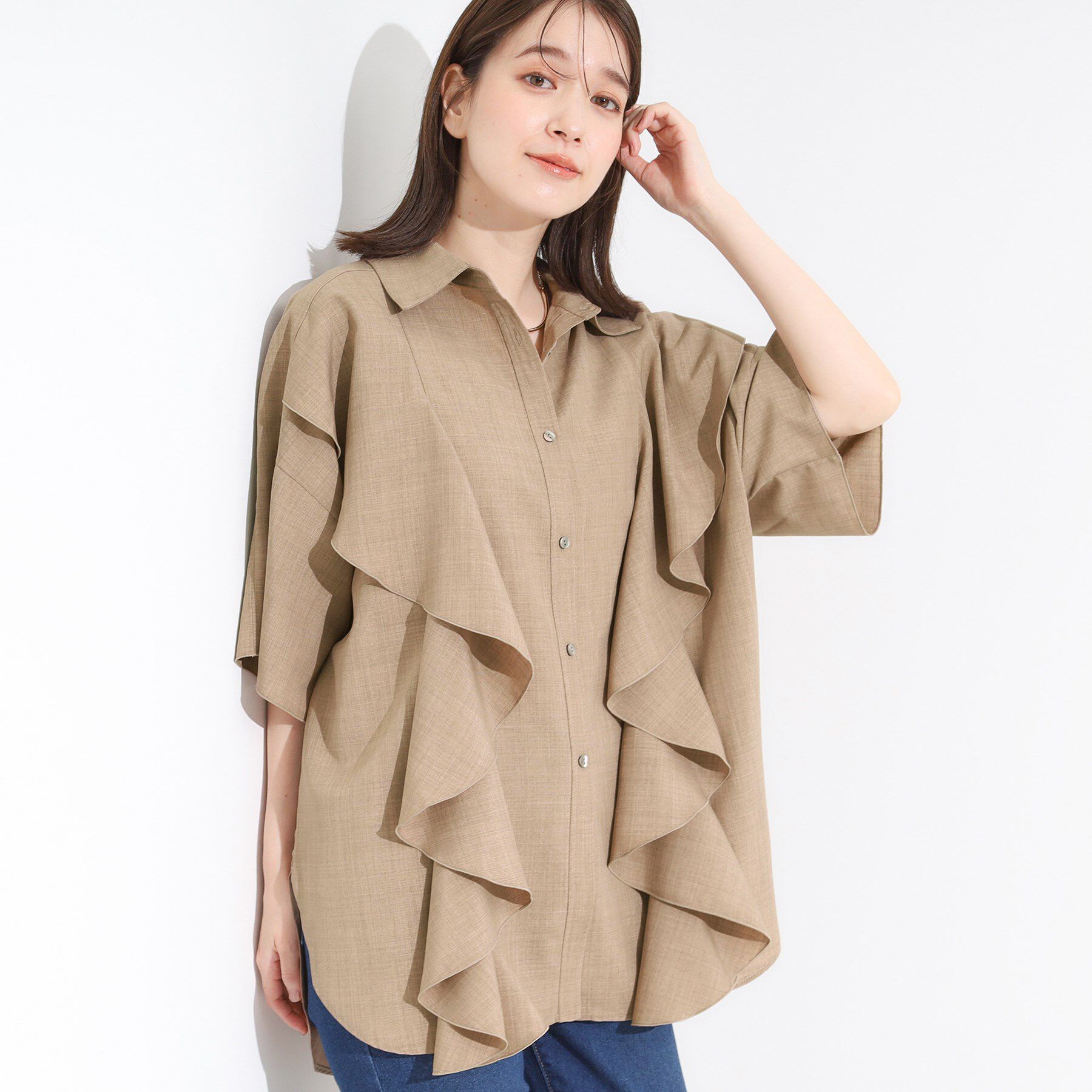 SHOO･LA･RUE「【洗える/S-LL】大きめのフリルが印象的 デザインブラウス」|チュニック|モカブラウン(042