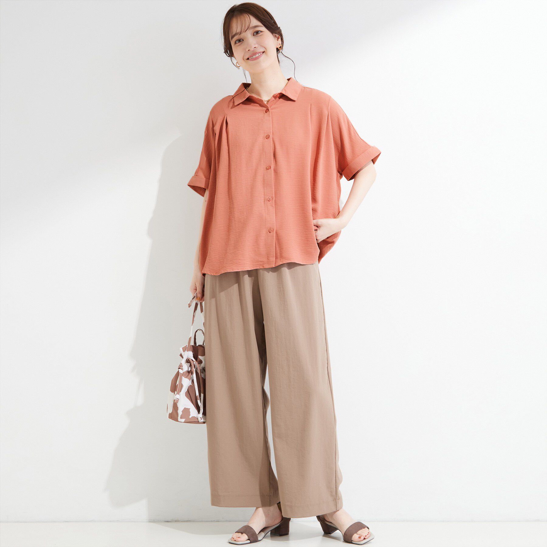 SHOO･LA･RUE「【ひんやり/洗濯後しわになりにくい/体型カバー】二の腕も隠せる　お袖ロールアップ半袖シャツ」|シャツ・ブラウス|