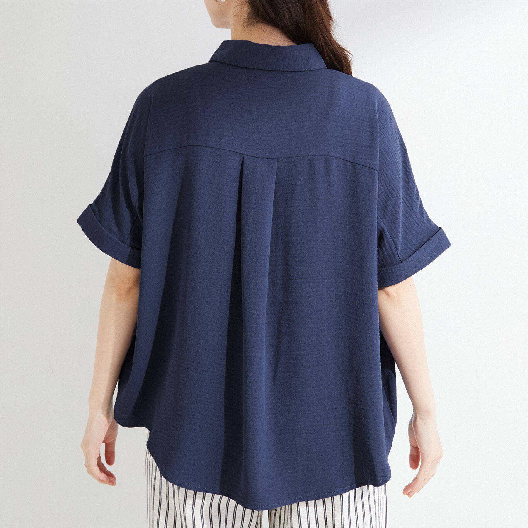 SHOO･LA･RUE「【ひんやり/洗濯後しわになりにくい/体型カバー】二の腕も隠せる　お袖ロールアップ半袖シャツ」|シャツ・ブラウス|