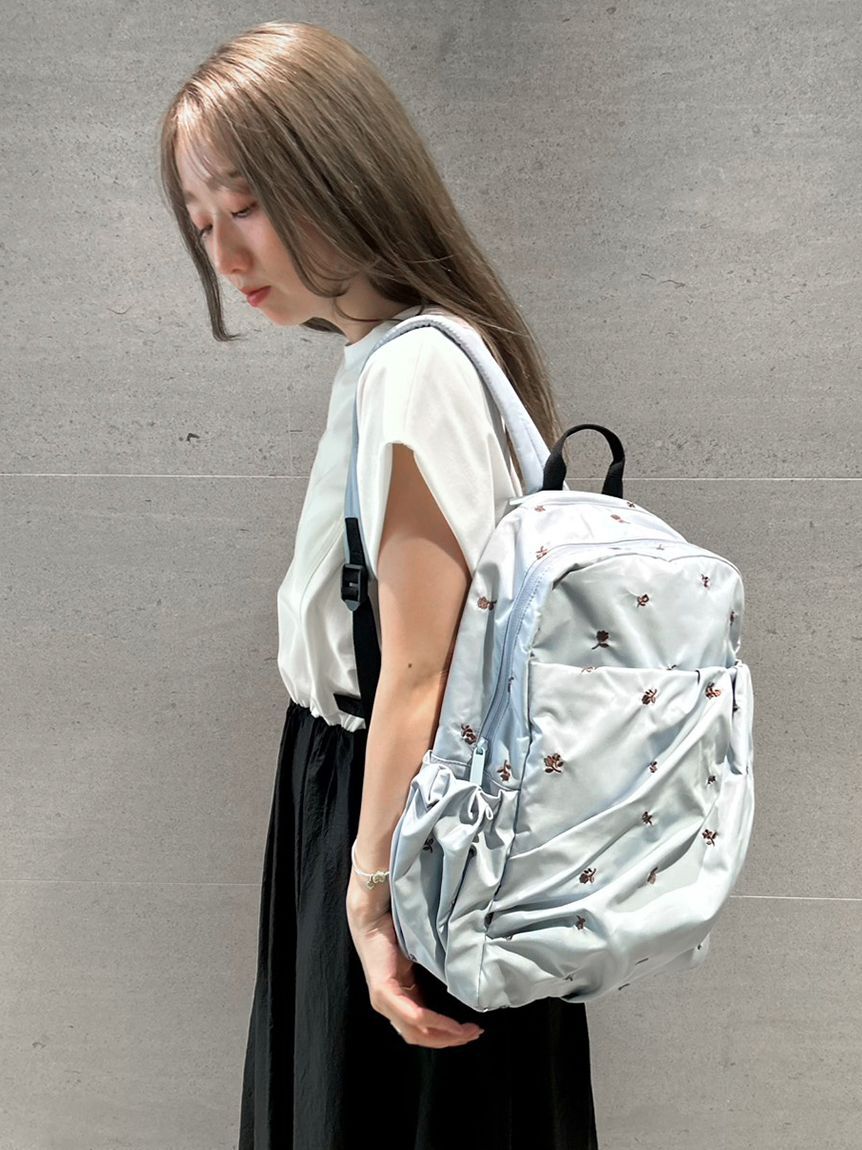 emmi atelier「【限定カラーあり】フラワー刺繍 撥水ギャザーボディーバックパック」|リュック|