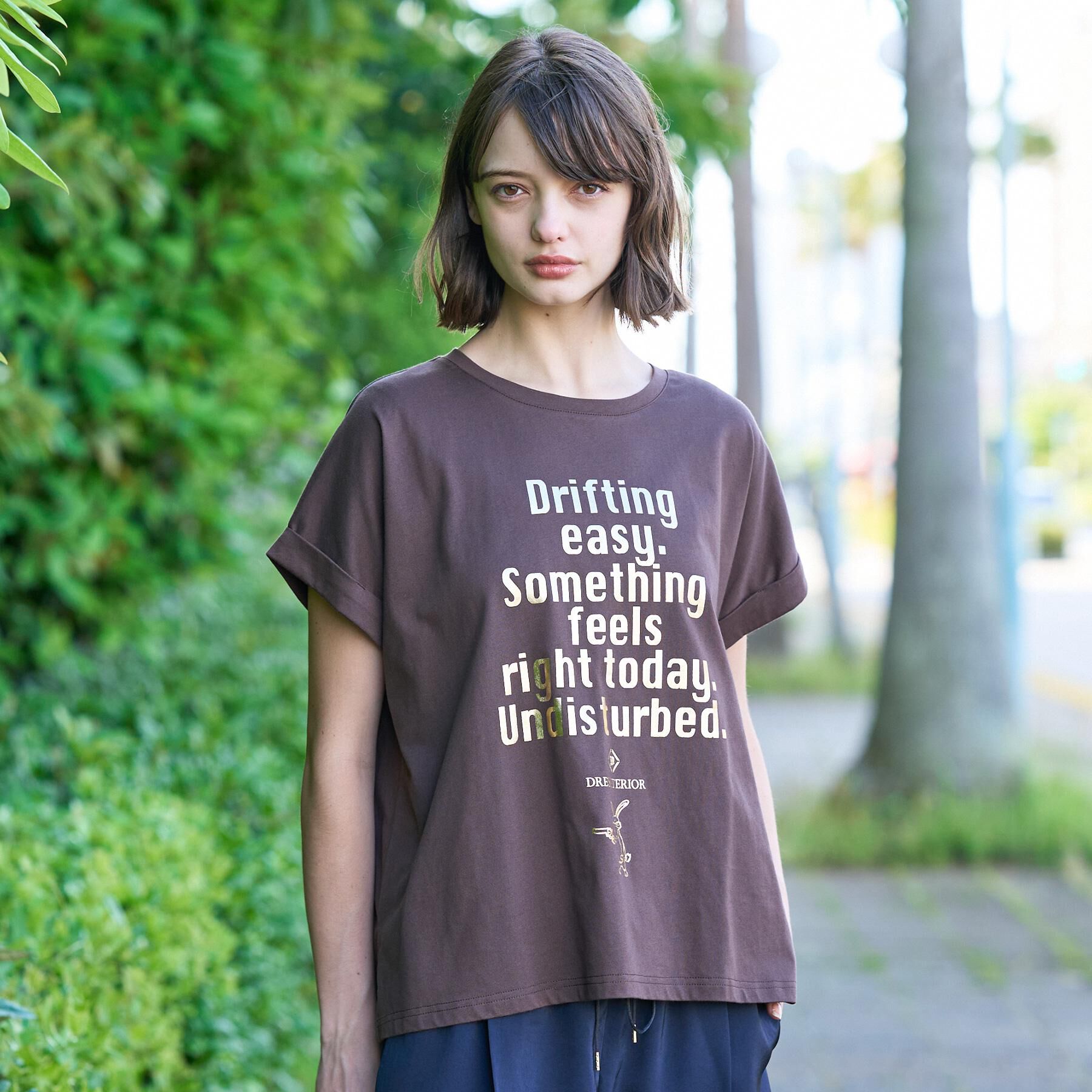 DRESSTERIOR「◆【箔ロゴ】箔プリントドルマンスリーブ Tシャツ」|Tシャツ・カットソー|ブラウン(044)