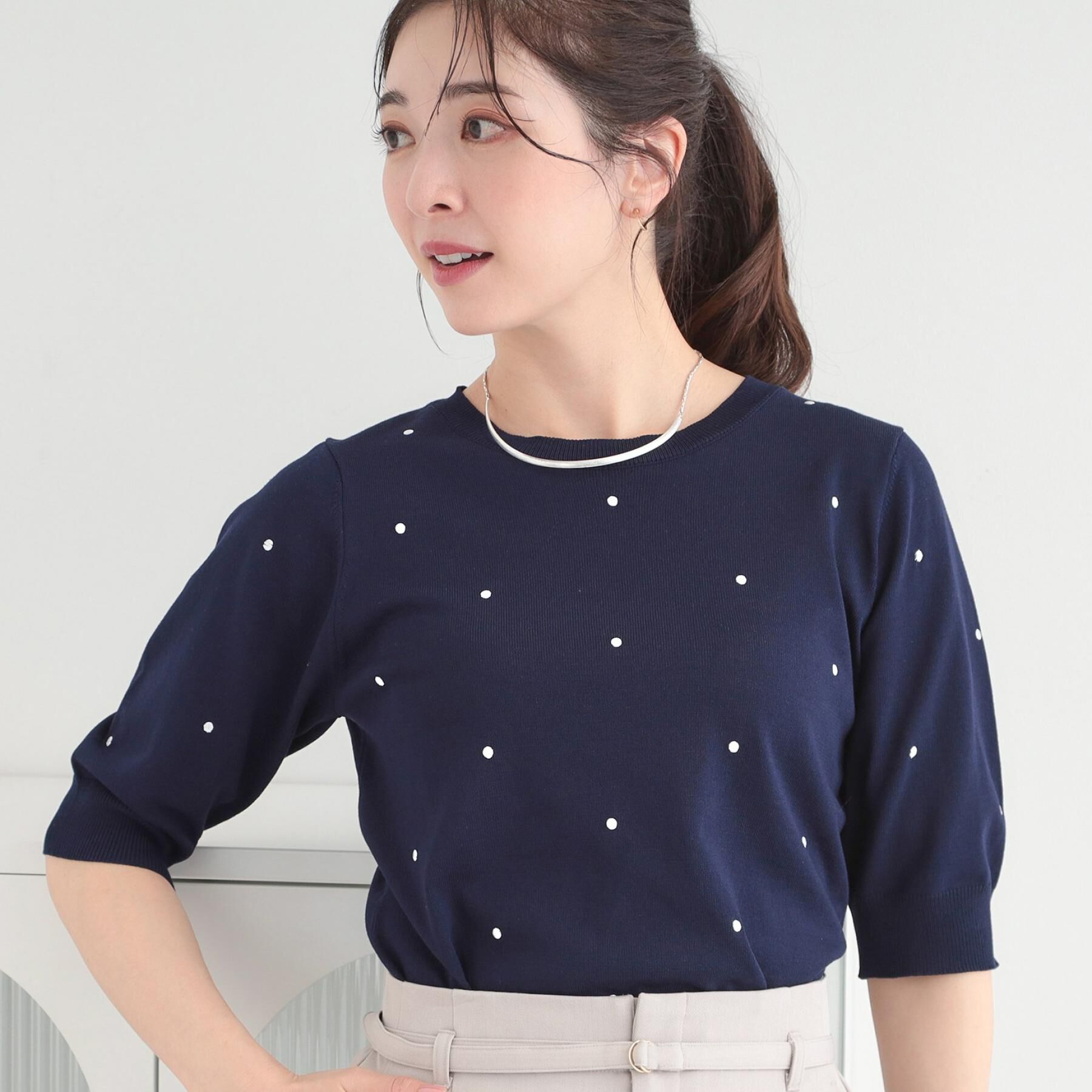SHOO･LA･RUE「【S-LL/二の腕カバー】品よく隠せる ドット刺繍5分袖ニット」|ニット・セーター|ネイビー(094)