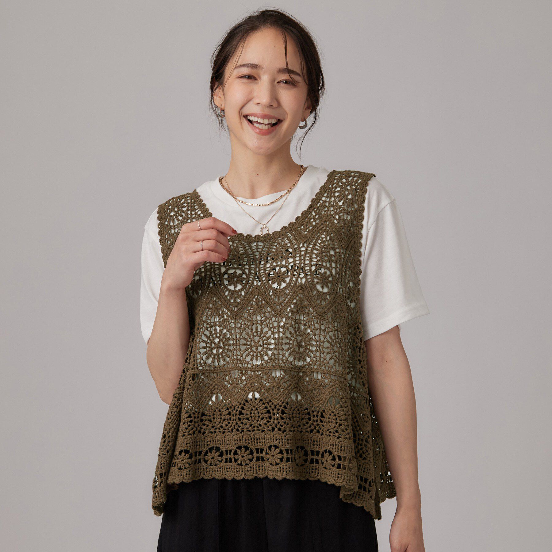 SHOO･LA･RUE「【2点セット/体型カバー】瞬間レイヤードコーデが完成 クロシェ編みベスト+ロゴT」|Tシャツ・カットソー|