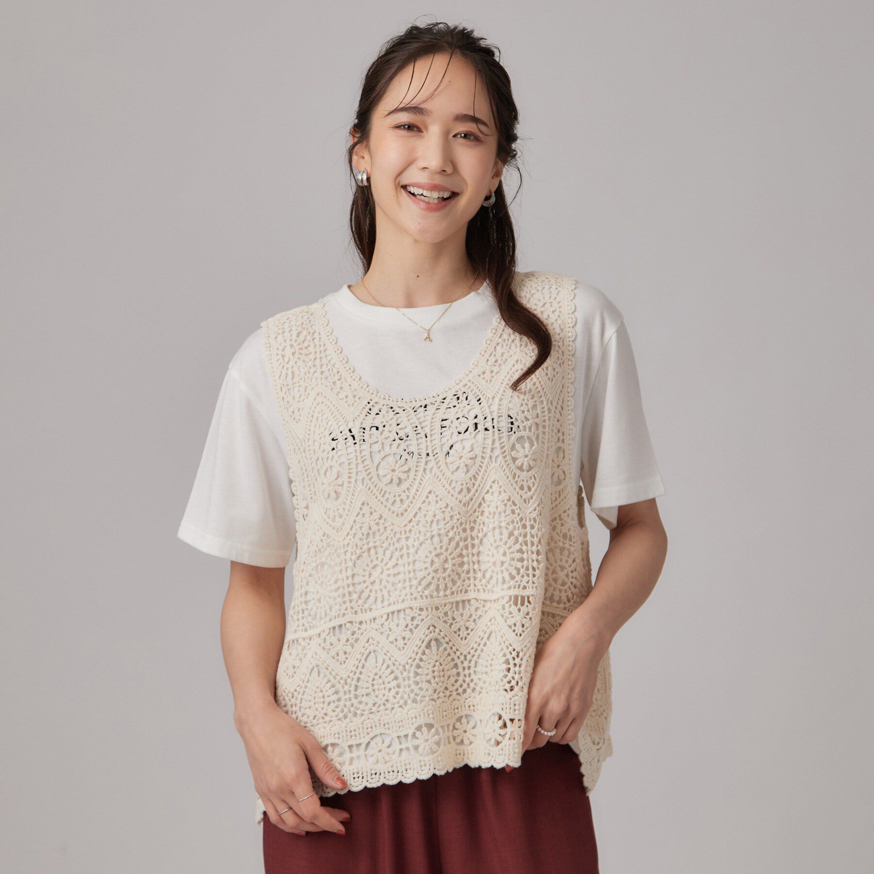 SHOO･LA･RUE「【2点セット/体型カバー】瞬間レイヤードコーデが完成 クロシェ編みベスト+ロゴT」|Tシャツ・カットソー|