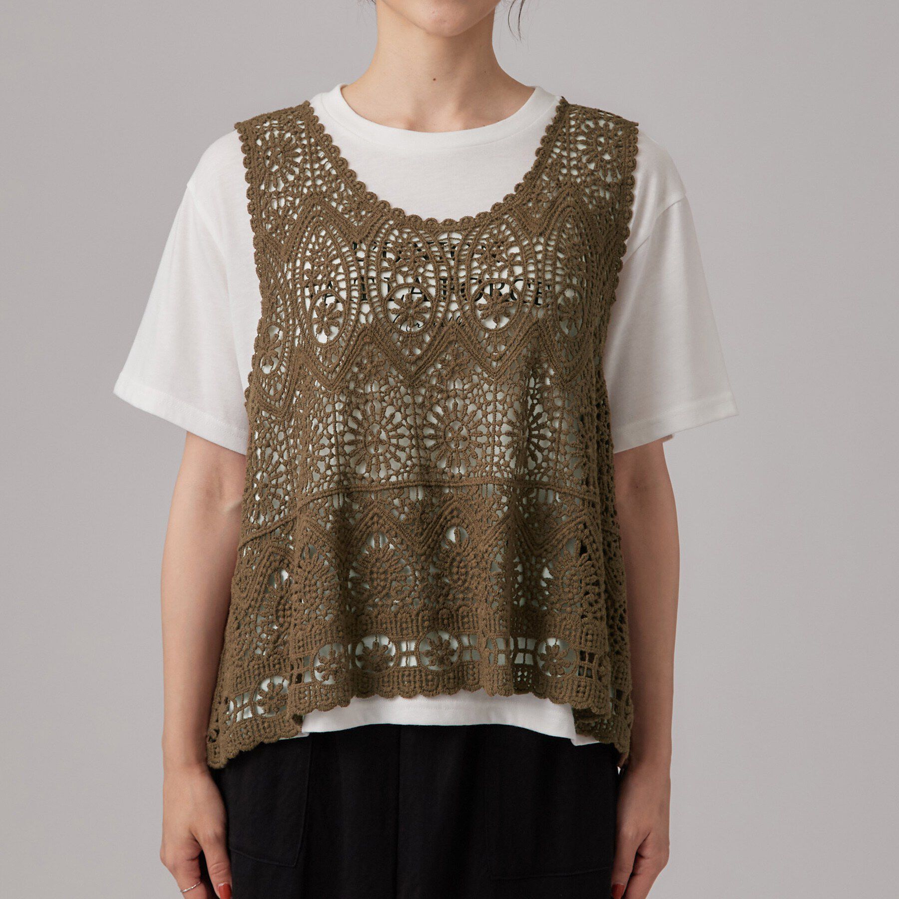 SHOO･LA･RUE「【2点セット/体型カバー】瞬間レイヤードコーデが完成 クロシェ編みベスト+ロゴT」|Tシャツ・カットソー|