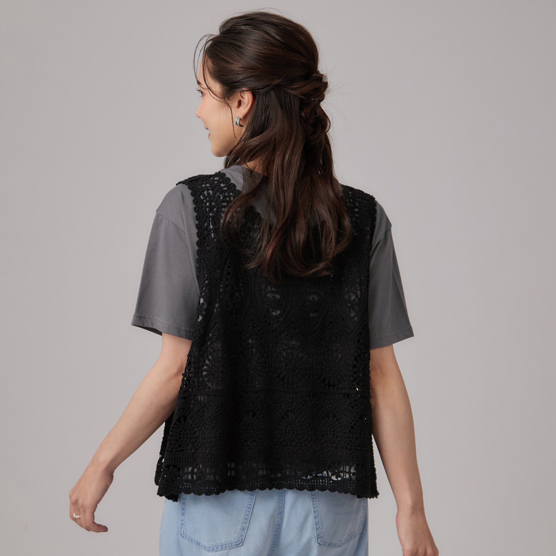 SHOO･LA･RUE「【2点セット/体型カバー】瞬間レイヤードコーデが完成 クロシェ編みベスト+ロゴT」|Tシャツ・カットソー|