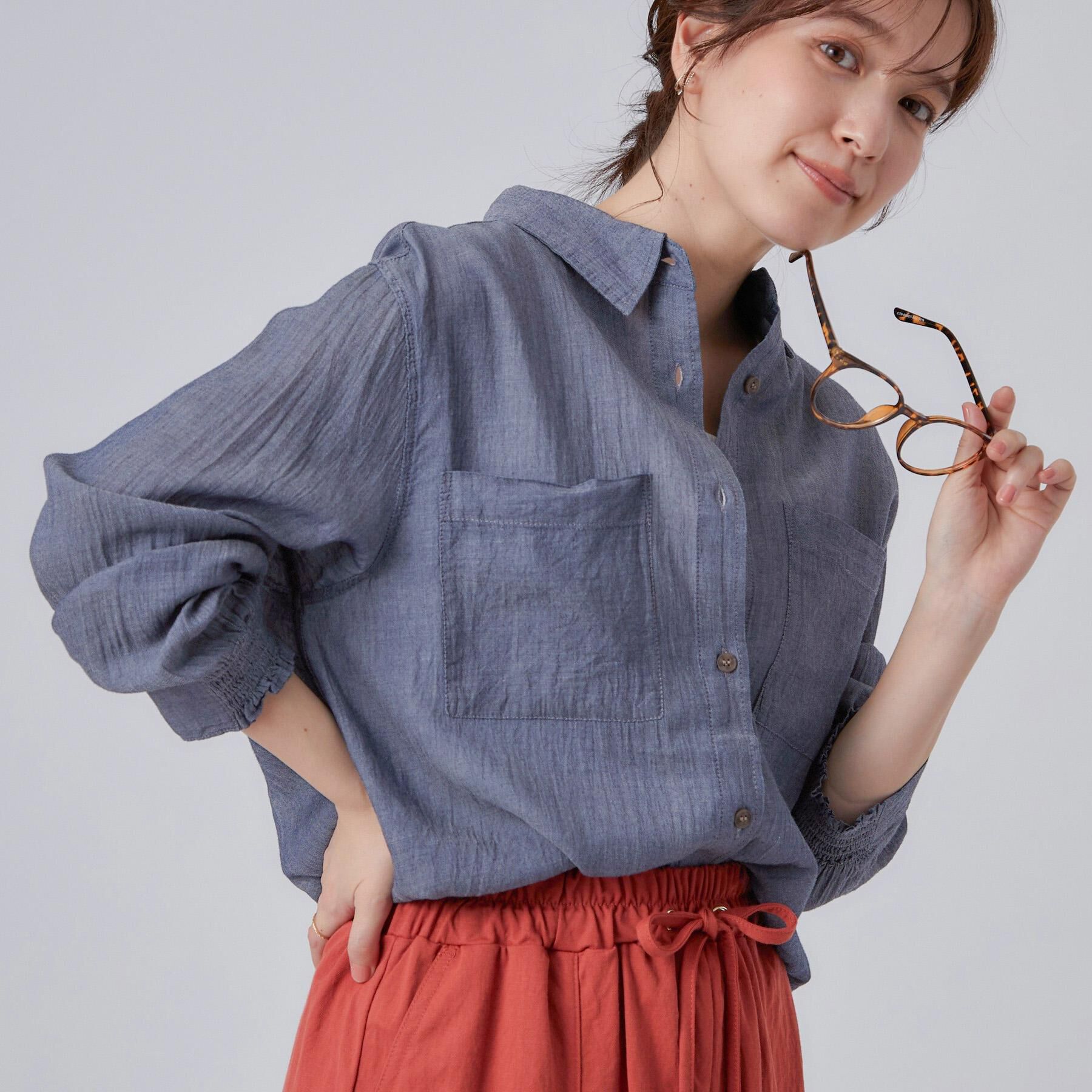 SHOO･LA･RUE「【綿100%/UV/S-LL/体型カバー】優しく透ける 柔らかシアーデニムシャツ」|シャツ・ブラウス|ネイビー(094)