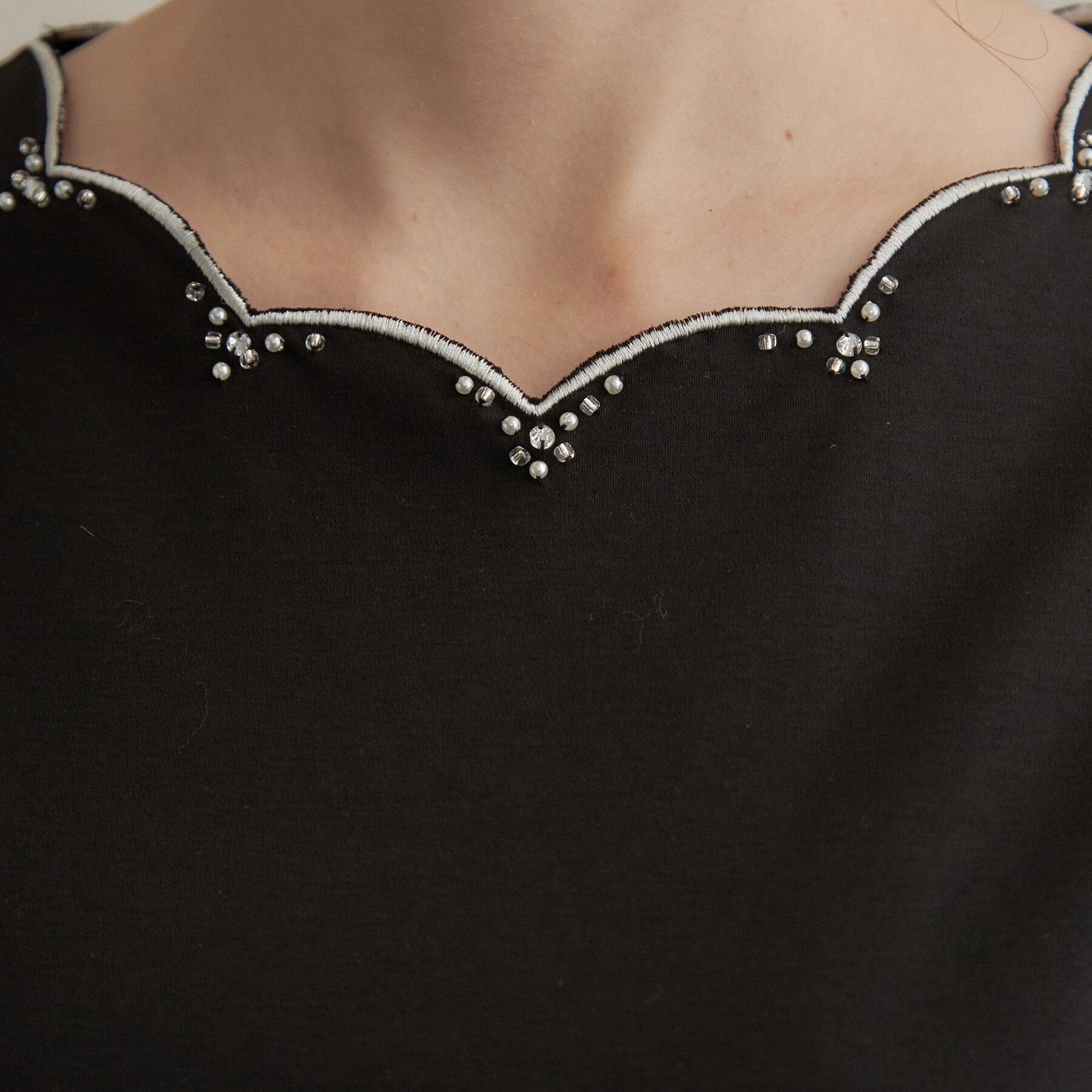 Couture broach「【顔まわり華やぐ・接触冷感・UVカット】スカラ刺繍トップス」|Tシャツ・カットソー|