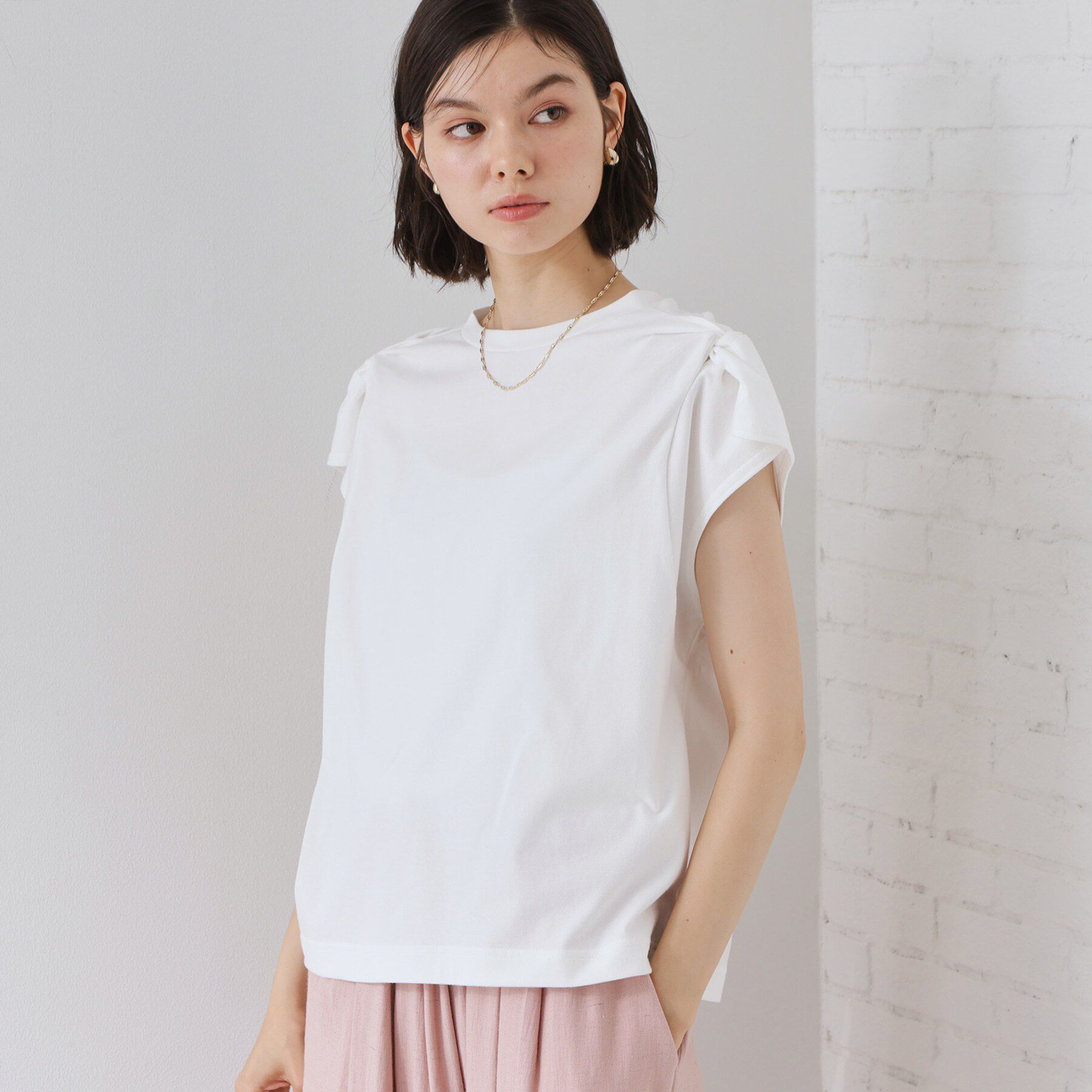 THE SHOP TK「【ひんやり/汗じみ防止】ツイストアクセントトップス」|Tシャツ・カットソー|