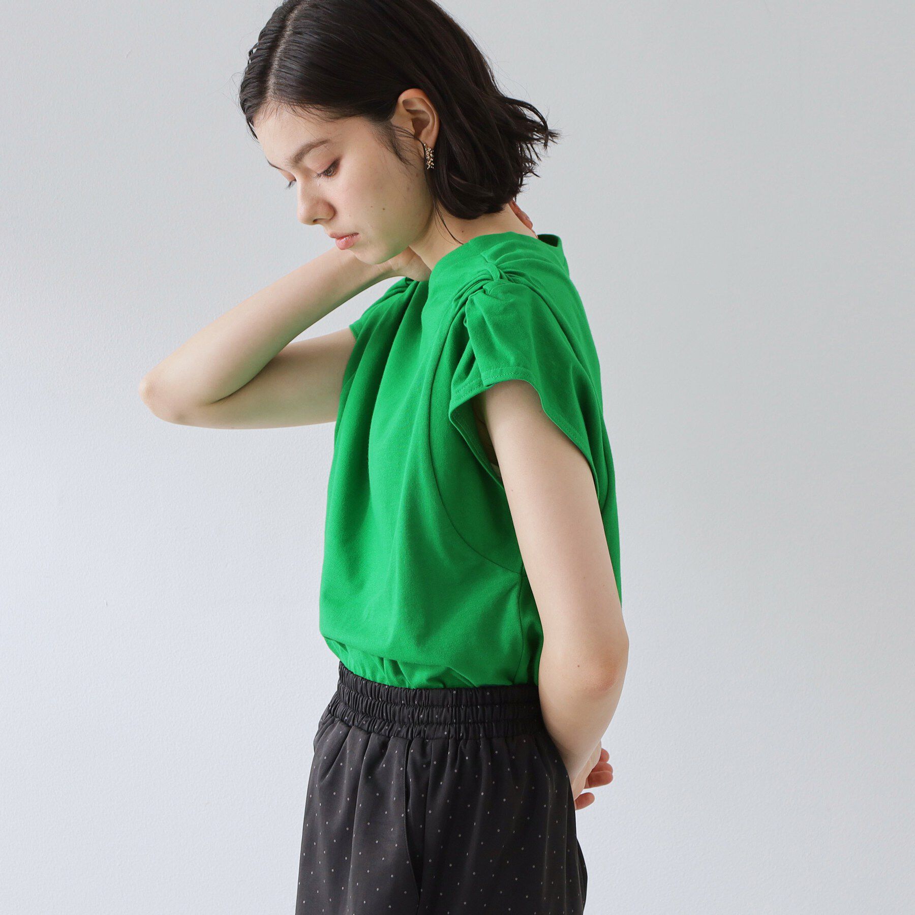 THE SHOP TK「【ひんやり/汗じみ防止】ツイストアクセントトップス」|Tシャツ・カットソー|