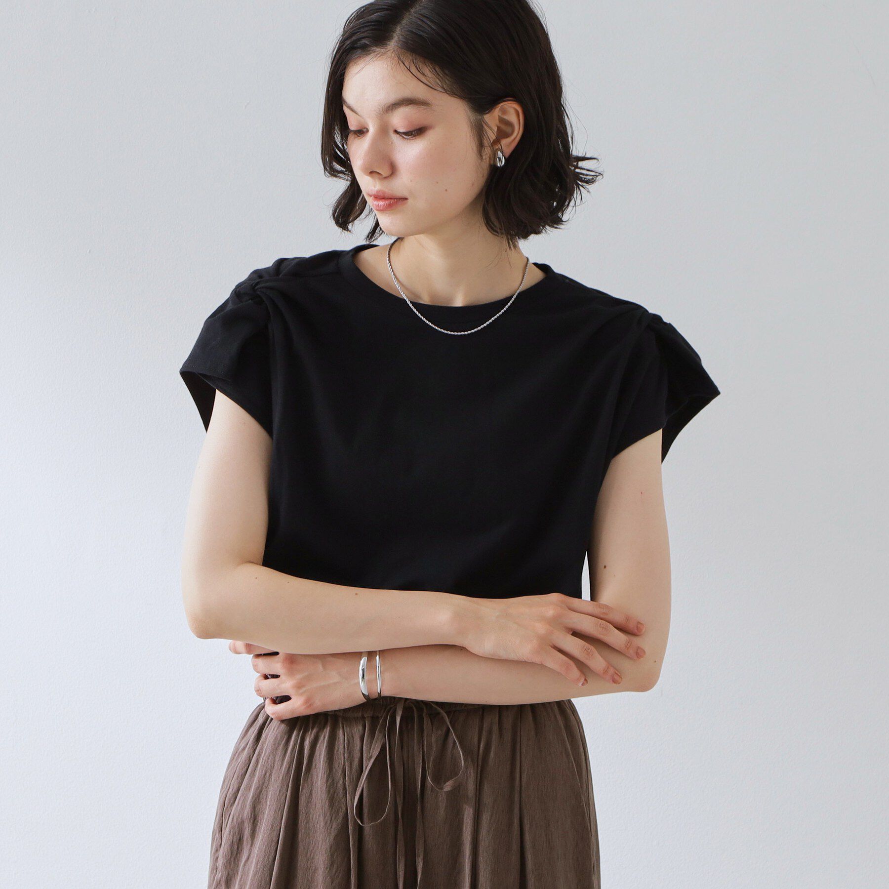 THE SHOP TK「【ひんやり/汗じみ防止】ツイストアクセントトップス」|Tシャツ・カットソー|