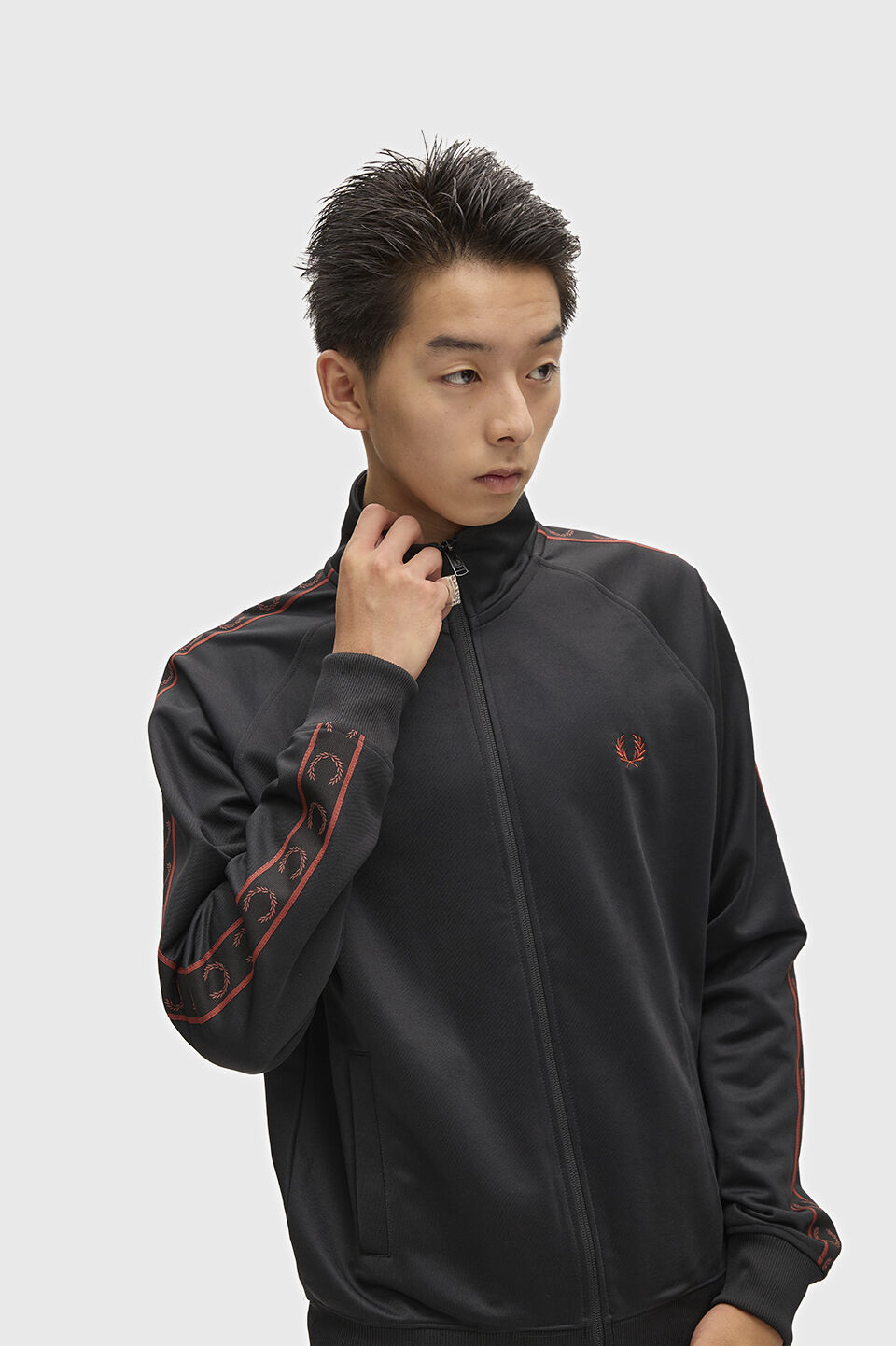 FRED PERRY 「FRED PERRY／Contrast Tape Track Jacket／フレッドペリー コントラストテープトラックジャケット」|ブルゾン・スタジャン|BLACK