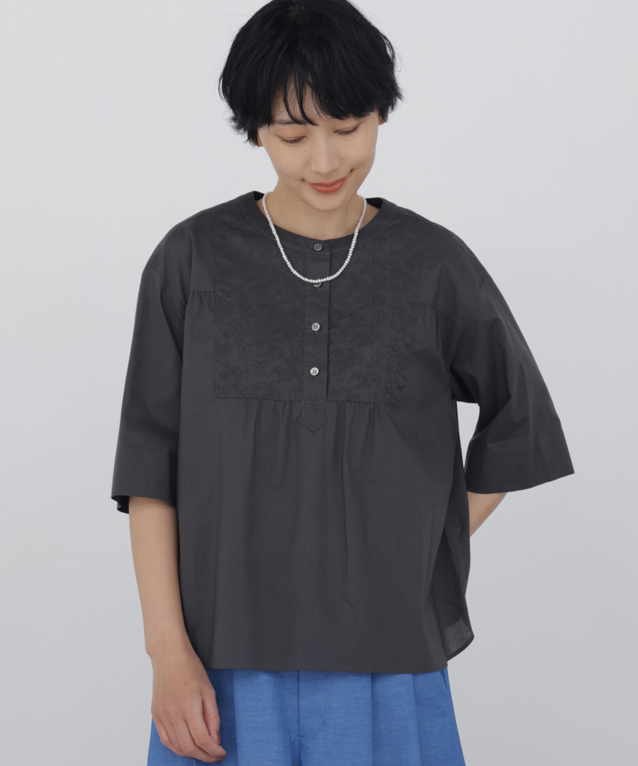  「◆《洗える / Good Price》 エンブロイダリードッキングブラウス」|シャツ・ブラウス|チャコールグ 1
