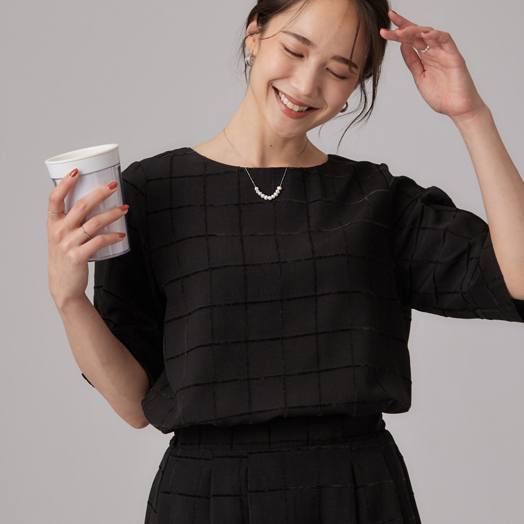 SHOO･LA･RUE「【セットアップ可/S-LL】夏でも感じられる秋気分 モールチェックタックスリーブ ブラウス」|シャツ・ブラウス|ブラック(019)