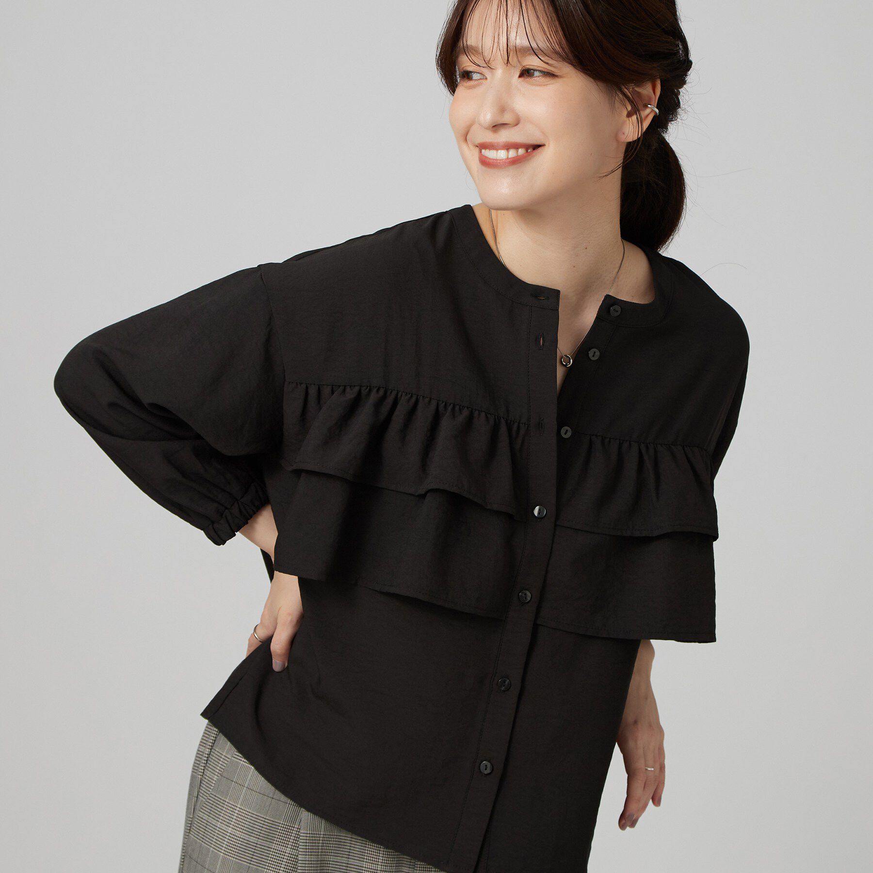 SHOO･LA･RUE「【S-LL/洗濯機可】1枚で華やか フロントティアードブラウス」|シャツ・ブラウス|ブラック(019)