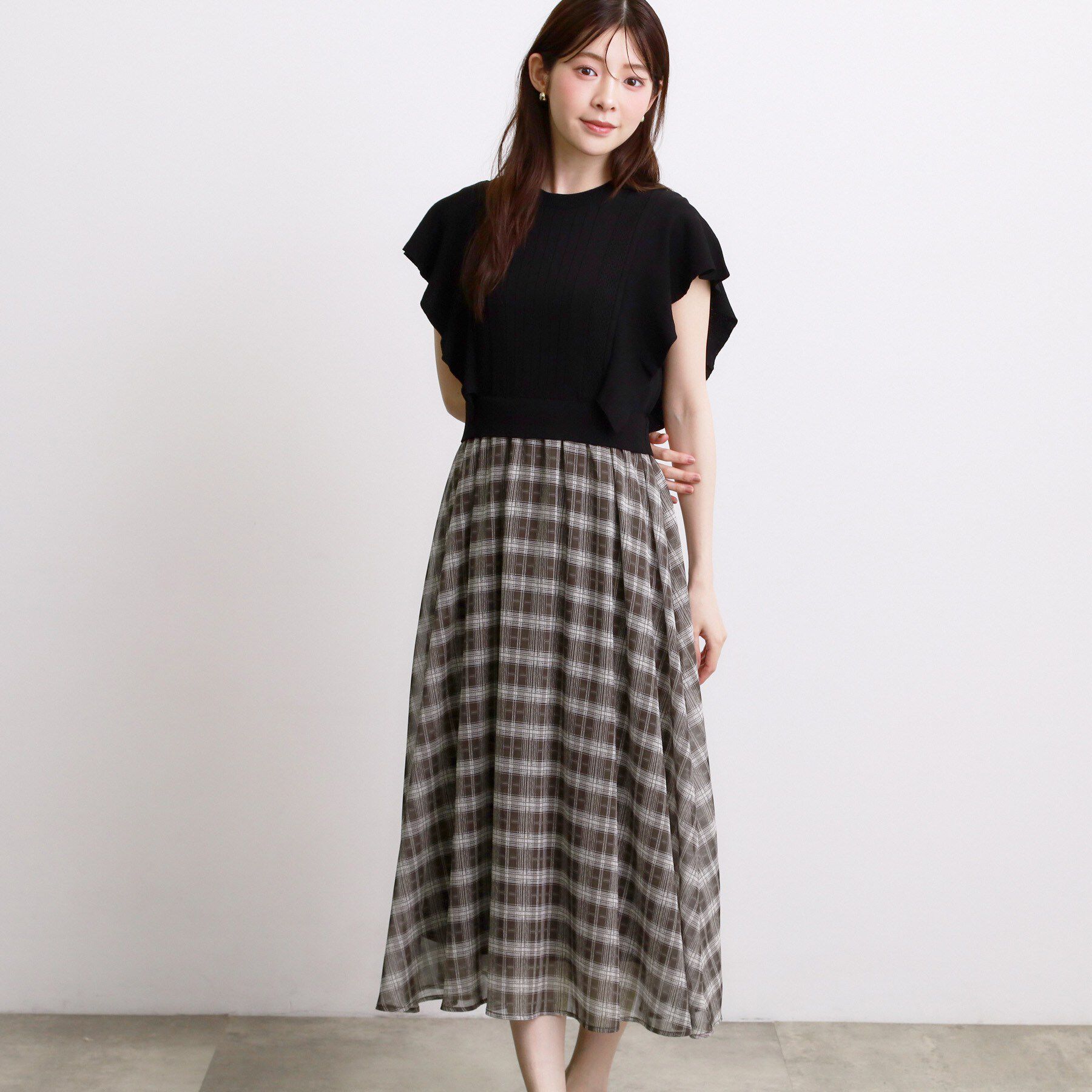 grove「【低身長さんも選べる着丈・洗濯機◎】1枚で華やか 肩フリルニットドッキングワンピース」|ワンピース|ブラック(019)