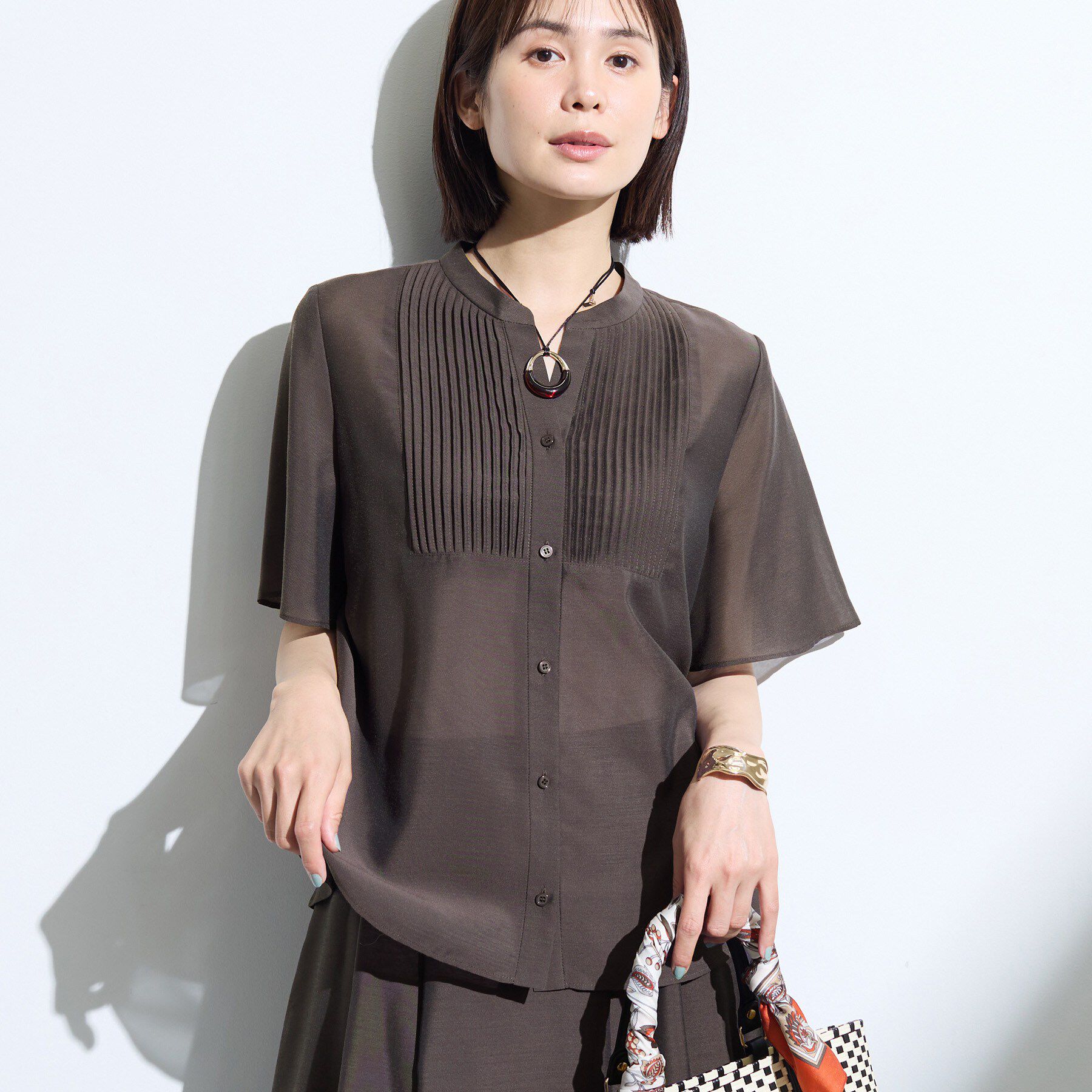INDIVI「【接触冷感/洗える】シアーシャンブレーピンタックブラウス」|シャツ・ブラウス|ブラウン(444)