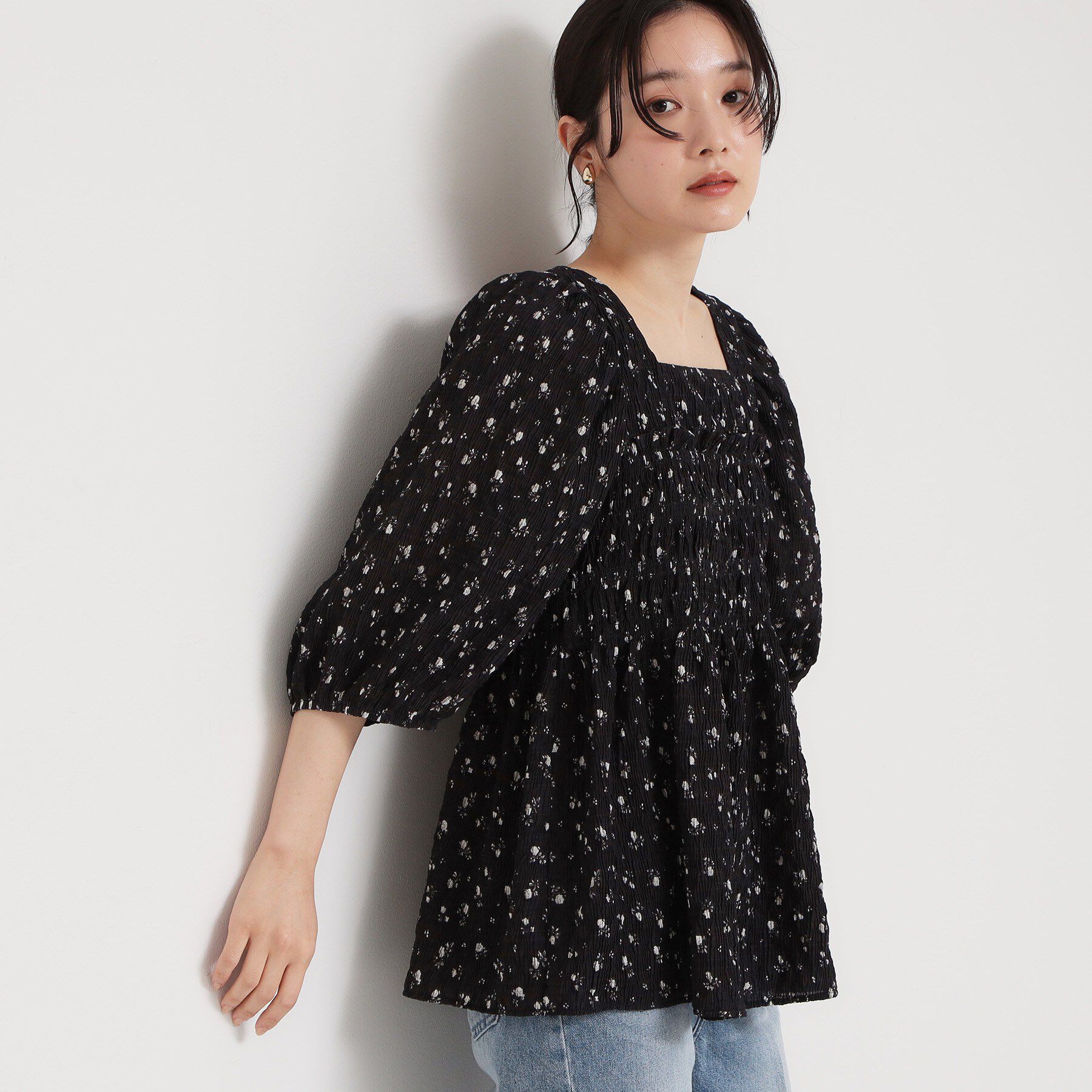 THE SHOP TK「大人のフェミニンスタイルに 花柄楊柳シャーリングブラウス」|シャツ・ブラウス|ブラック(119)