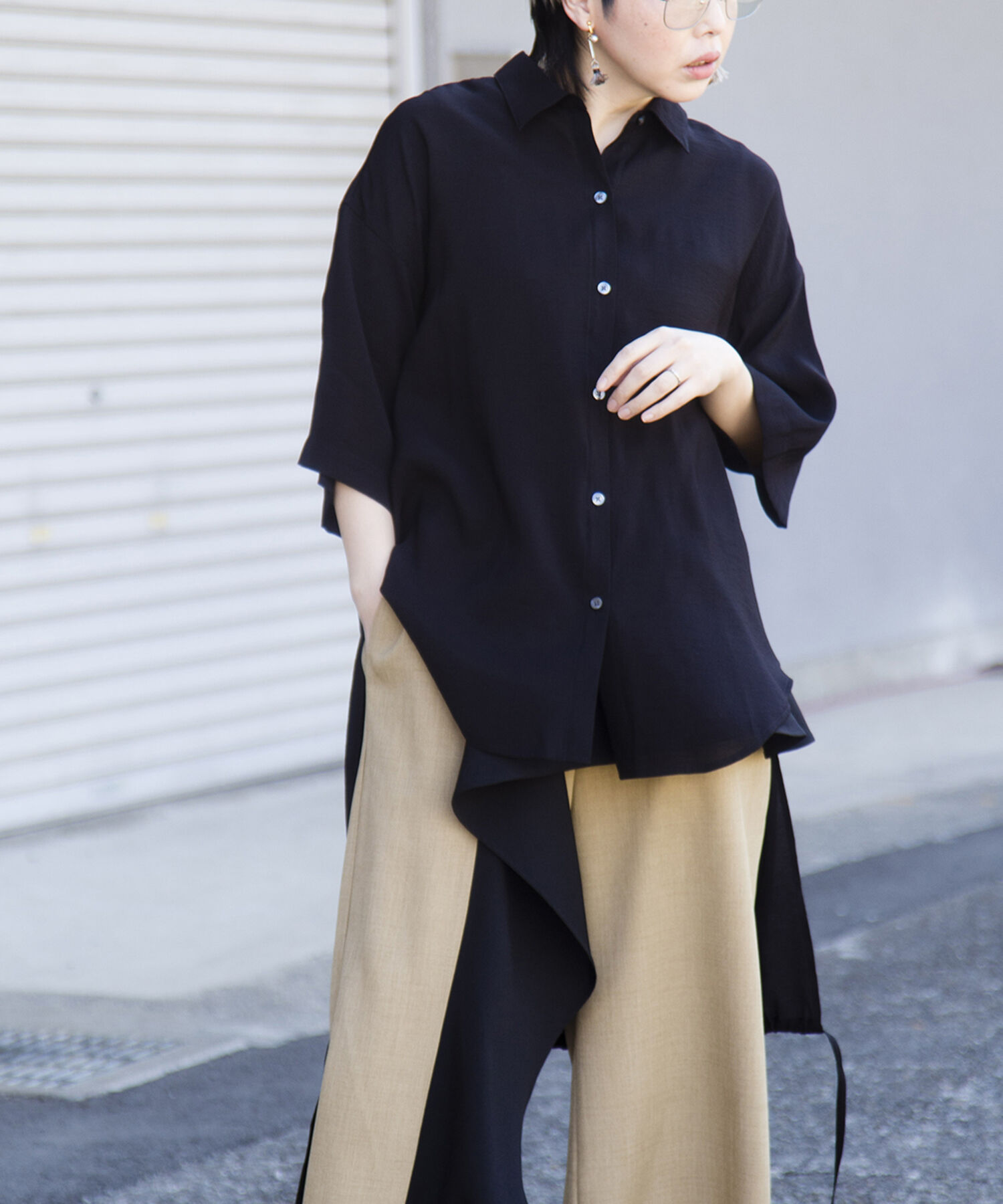  「【WEB限定アイテム】ﾊﾞｯｸﾛﾝｸﾞｷﾞｬｻﾞｰﾌﾞﾗｳｽ」|シャツ・ブラウス|BLACK