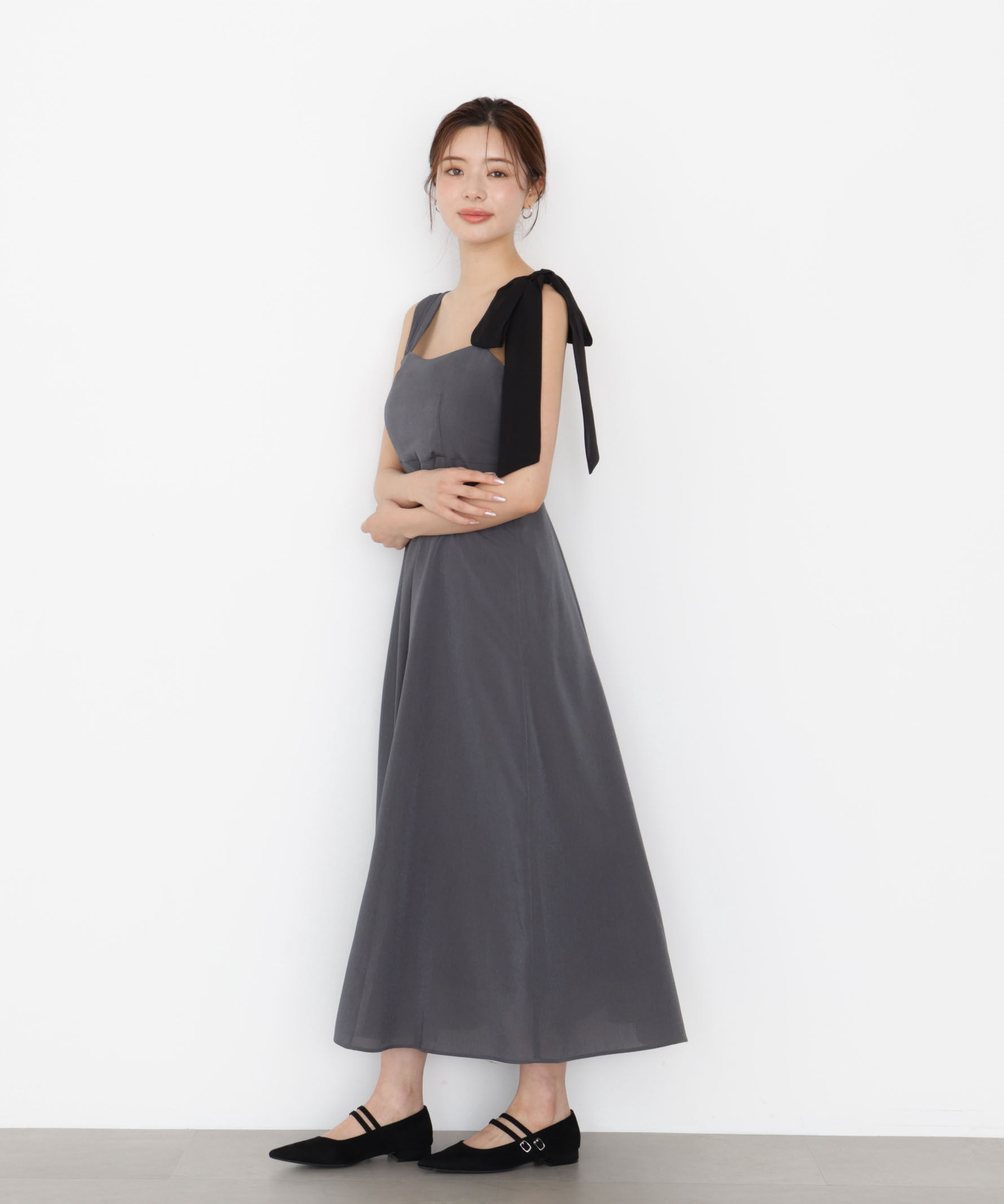 PROPORTION BODY DRESSING「《EDIT COLOGNE》肩リボンキャミワンピース 25AW」|ワンピース|チャコール&times;  2