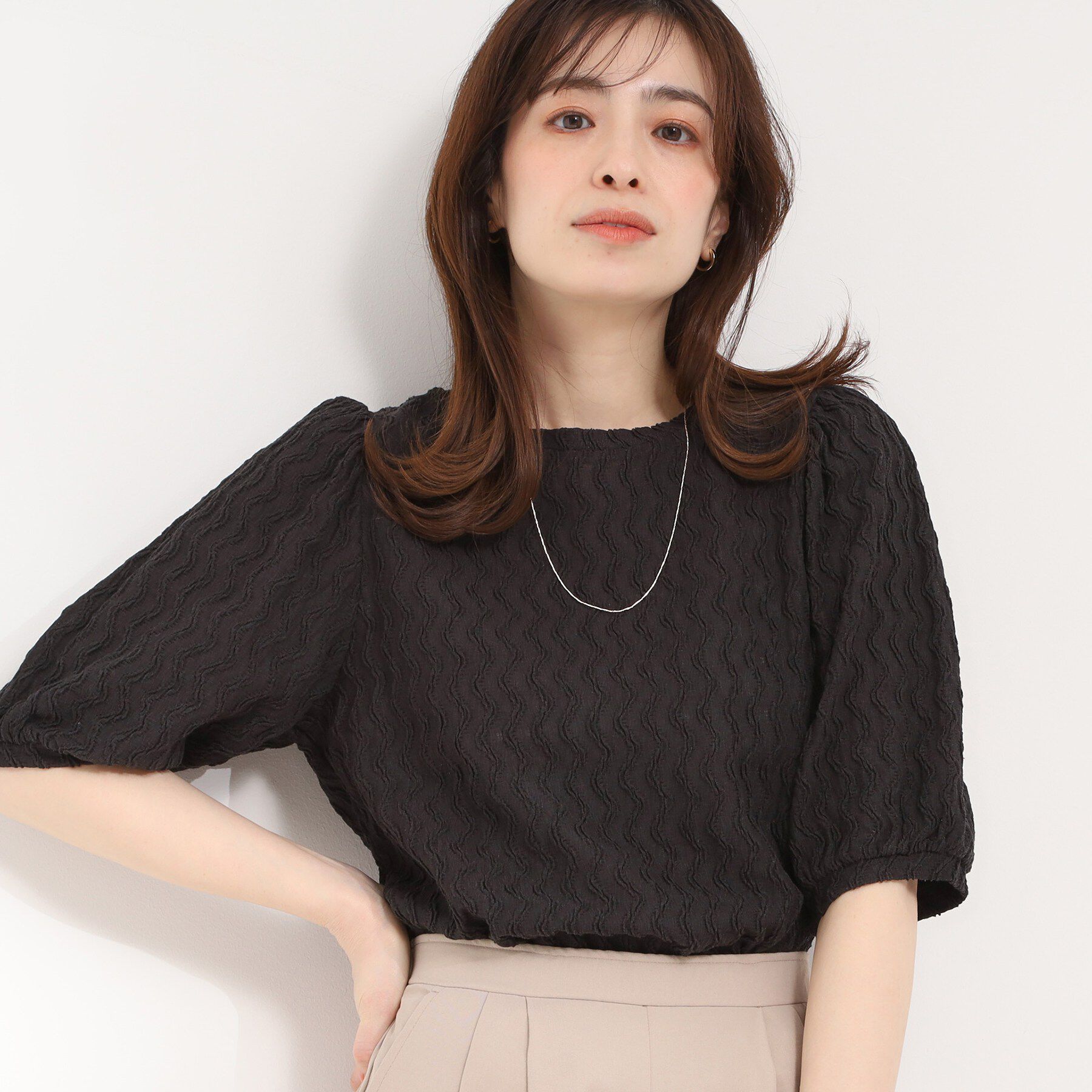 SHOO･LA･RUE「【洗濯機可/S-LL】パフスリーブが女性らしい ウェーブ柄 ジャカードトップス」|Tシャツ・カットソー|ブラック(019)