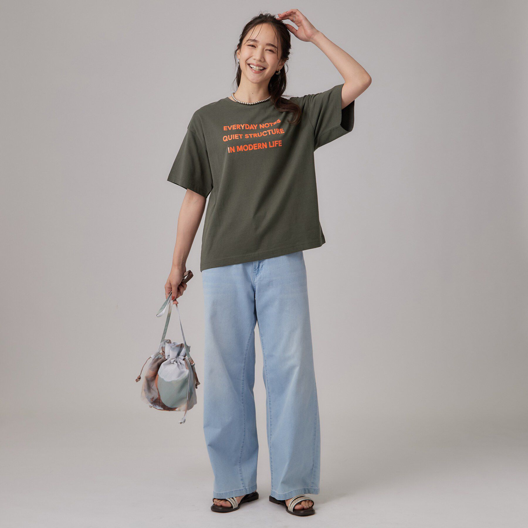 SHOO･LA･RUE「【S-LL/洗濯機可】大人っぽく着られる ジェルロゴプリントTシャツ」|Tシャツ・カットソー|