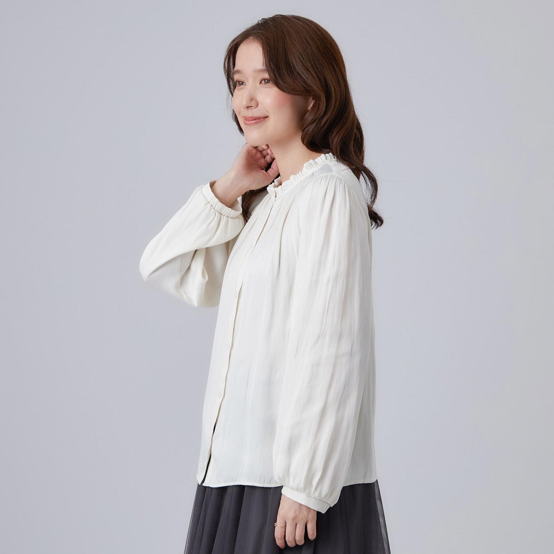 SHOO･LA･RUE「【通勤/UV/洗濯後しわになりにくい/S-LL】プチフリルで上品に 大人のサテンブラウス」|シャツ・ブラウス|