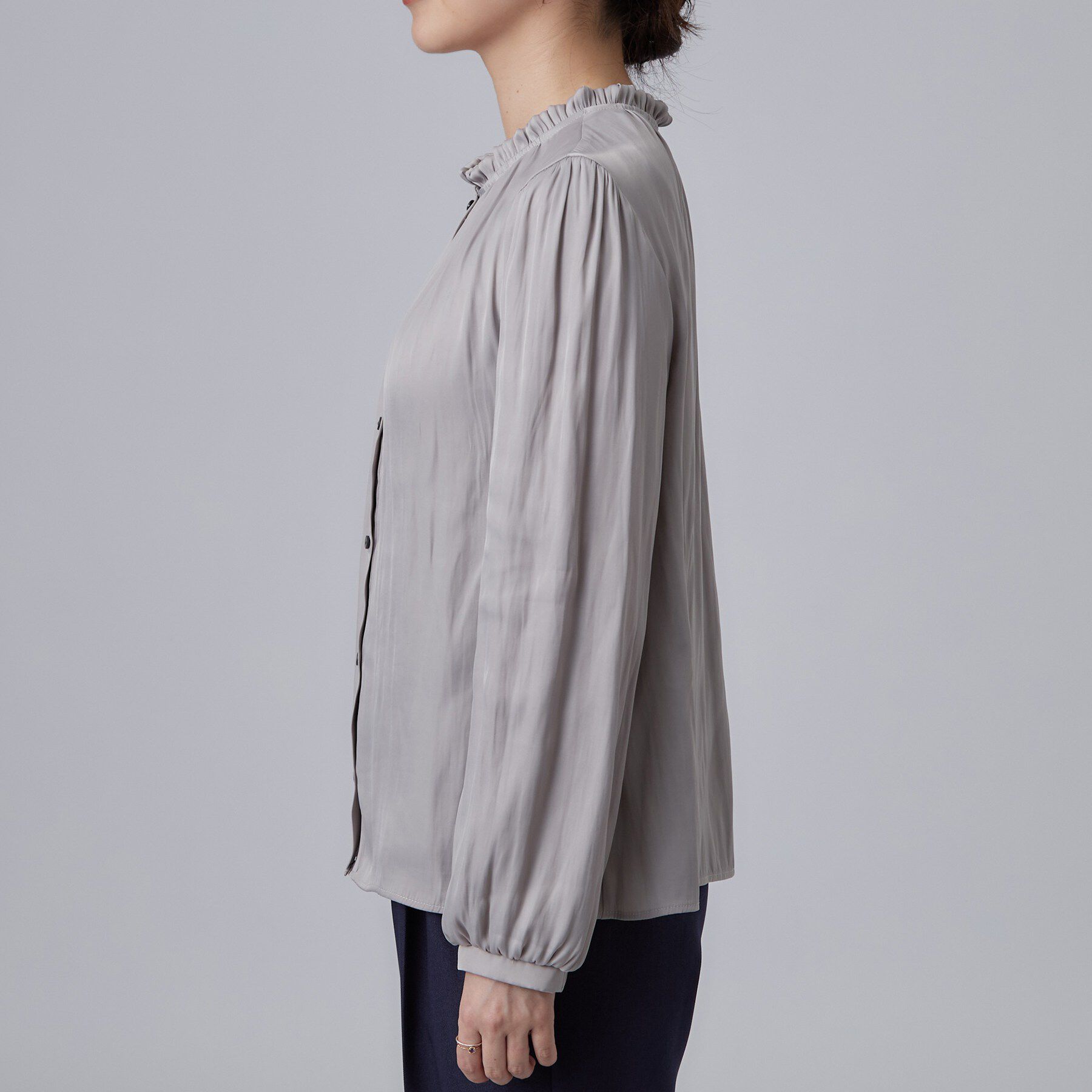 SHOO･LA･RUE「【通勤/UV/洗濯後しわになりにくい/S-LL】プチフリルで上品に 大人のサテンブラウス」|シャツ・ブラウス|