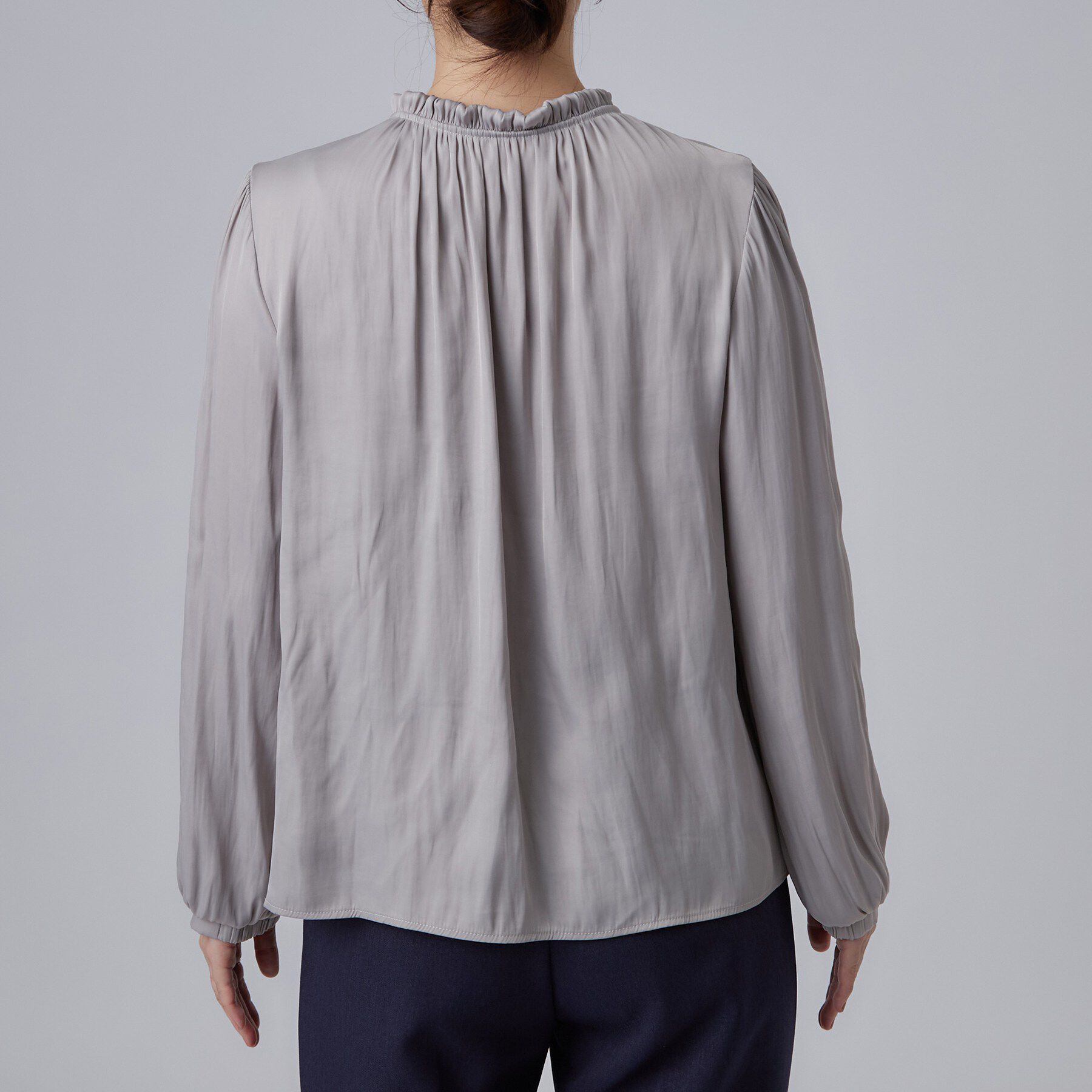 SHOO･LA･RUE「【通勤/UV/洗濯後しわになりにくい/S-LL】プチフリルで上品に 大人のサテンブラウス」|シャツ・ブラウス|