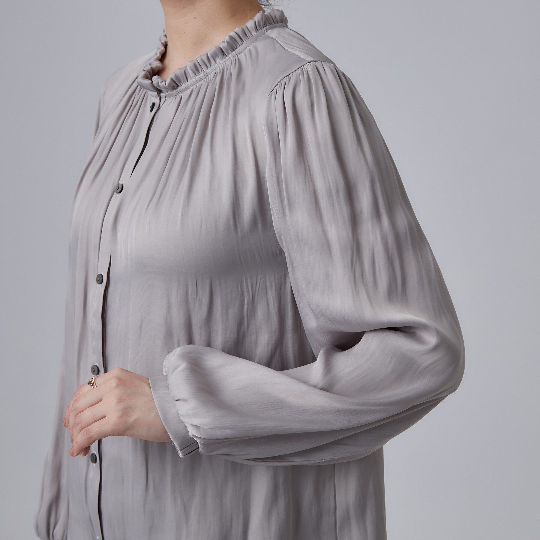 SHOO･LA･RUE「【通勤/UV/洗濯後しわになりにくい/S-LL】プチフリルで上品に 大人のサテンブラウス」|シャツ・ブラウス|