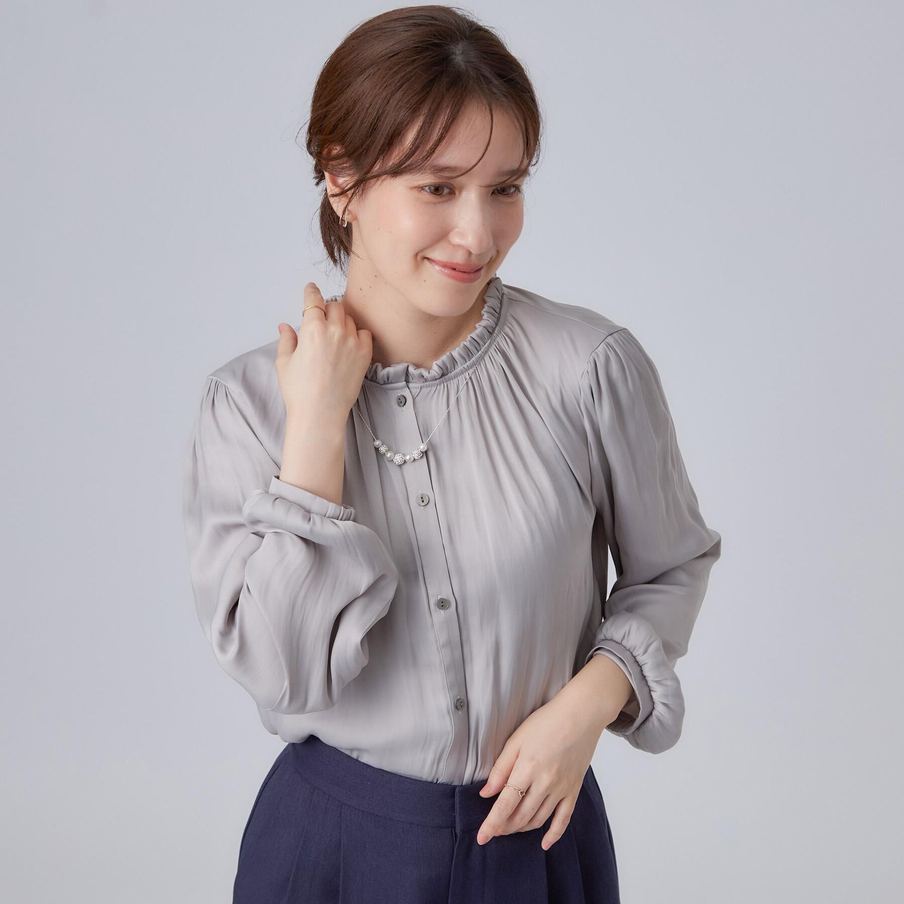 SHOO･LA･RUE「【通勤/UV/洗濯後しわになりにくい/S-LL】プチフリルで上品に 大人のサテンブラウス」|シャツ・ブラウス|
