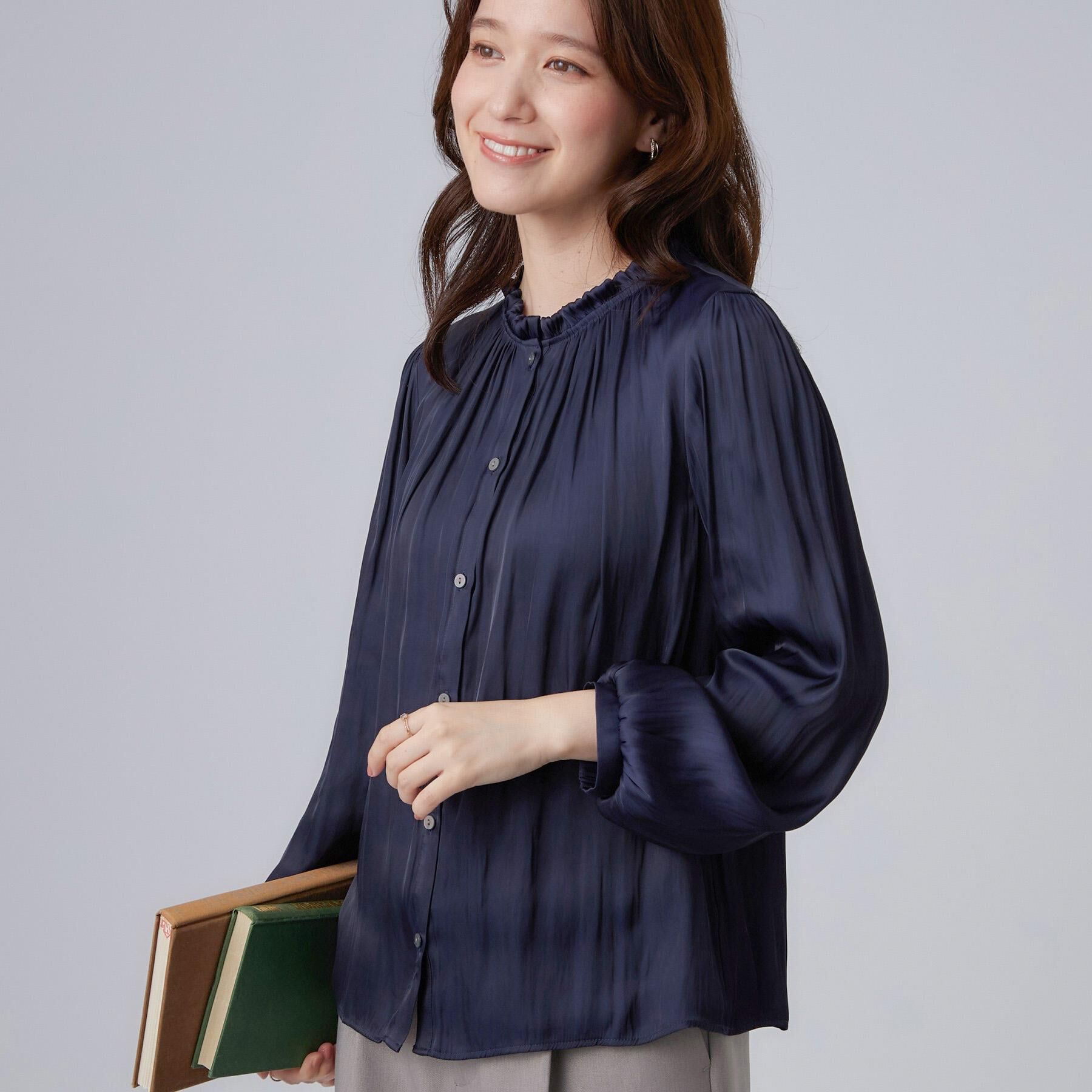 SHOO･LA･RUE「【通勤/UV/洗濯後しわになりにくい/S-LL】プチフリルで上品に 大人のサテンブラウス」|シャツ・ブラウス|ネイビー(094)
