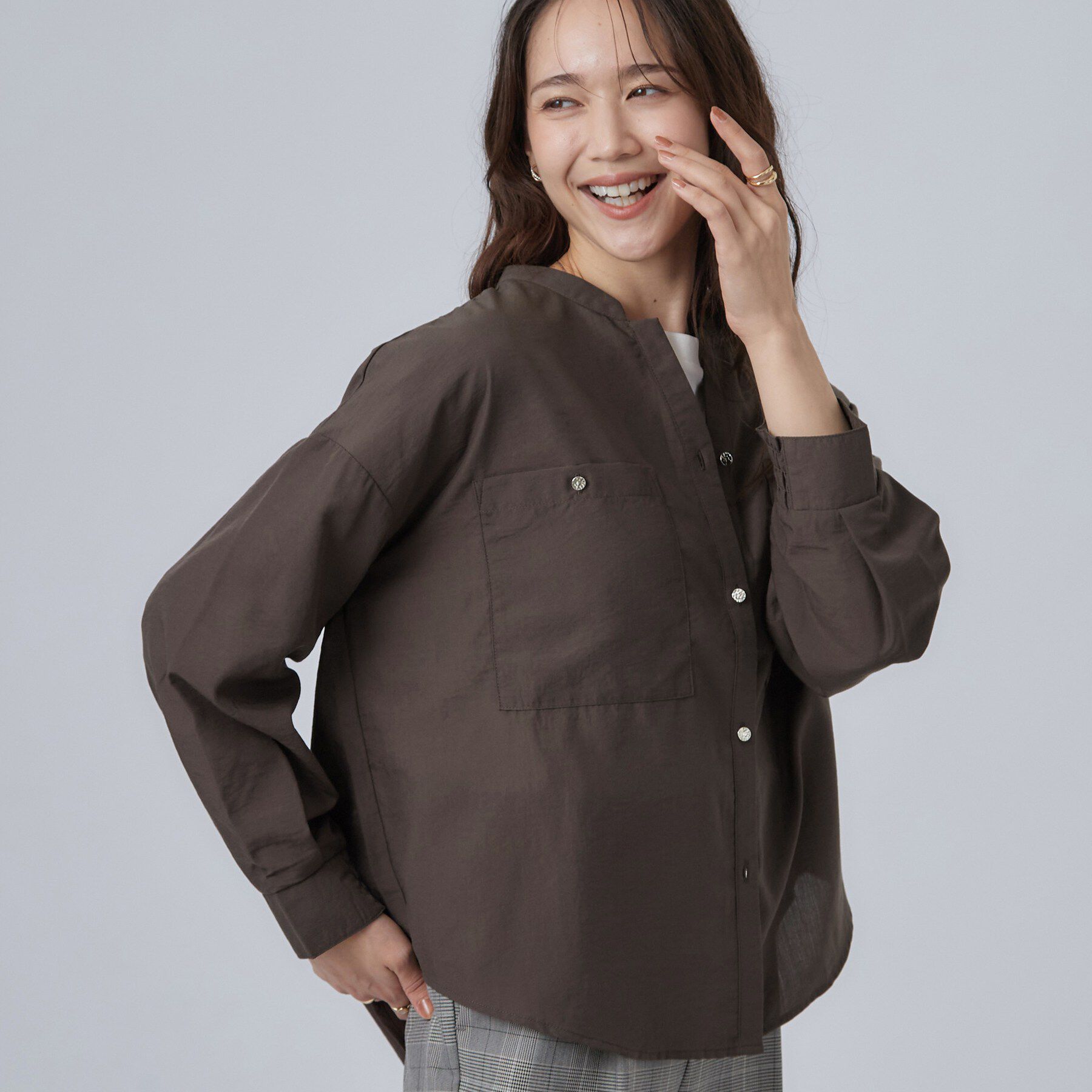 SHOO･LA･RUE「【洗濯後しわになりにくい/S-LL】キーネック金ボタンポケットシャツ」|シャツ・ブラウス|ブラウン(044)