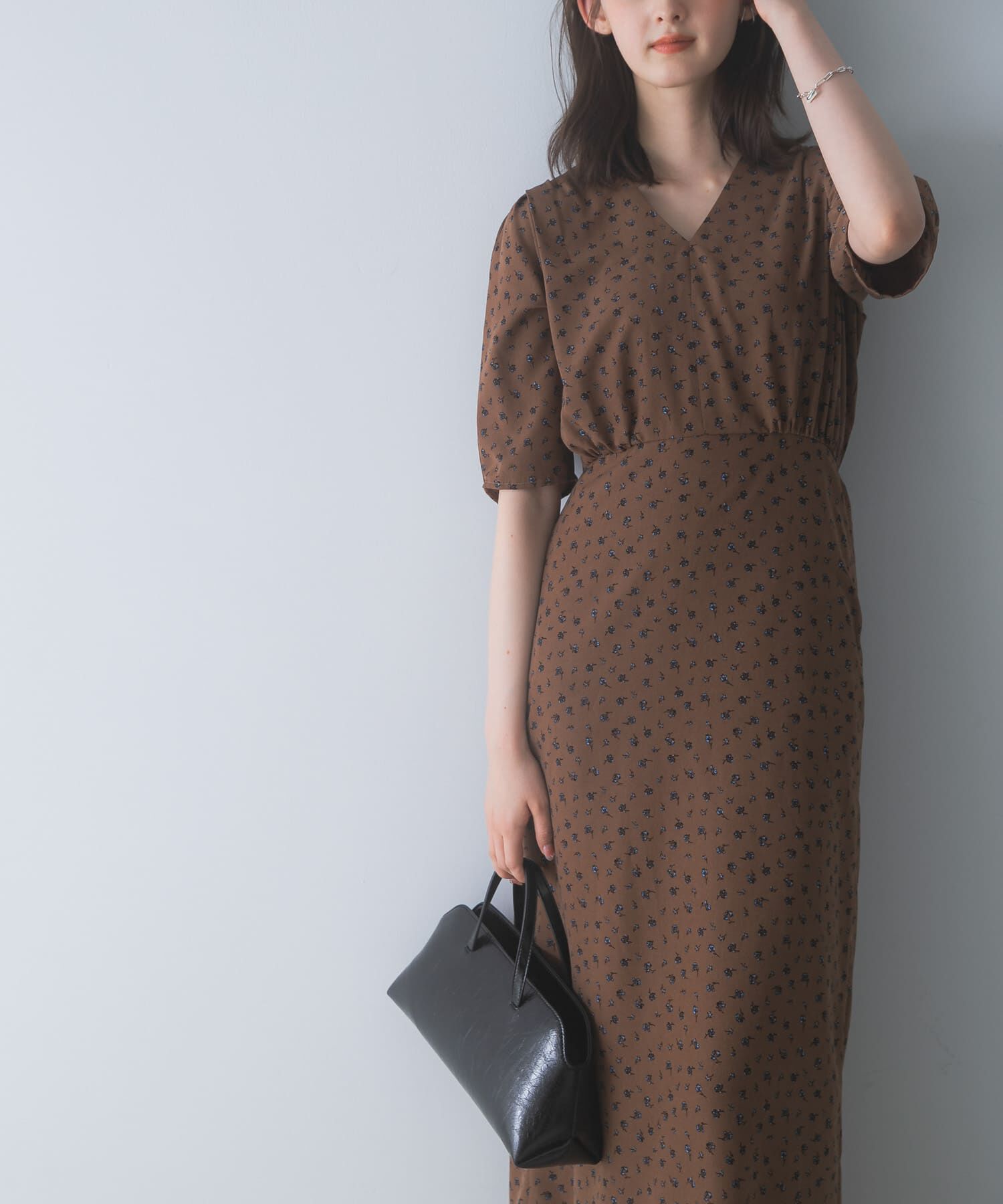 URBAN RESEARCH ROSSO「『WEB限定』Vネックストレートフラワープリントワンピース」|ワンピース|ブラウン