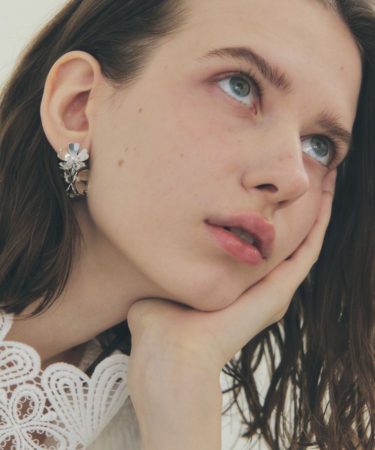 YECCA VECCA「メタルフラワーピアス」|ピアス|