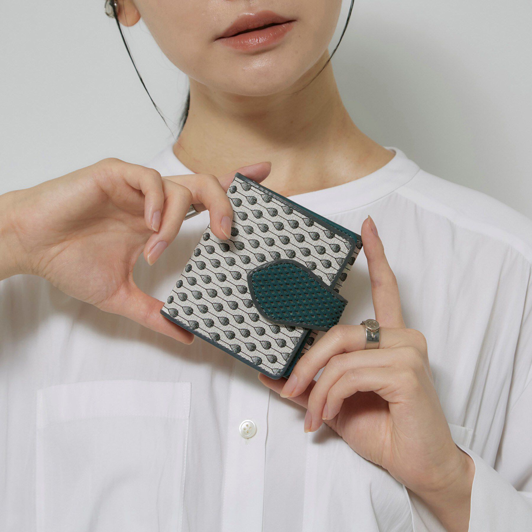 HIROKO HAYASHI「STILLA（スティラ）薄型二つ折り財布」|財布|ブルーグリーン(19