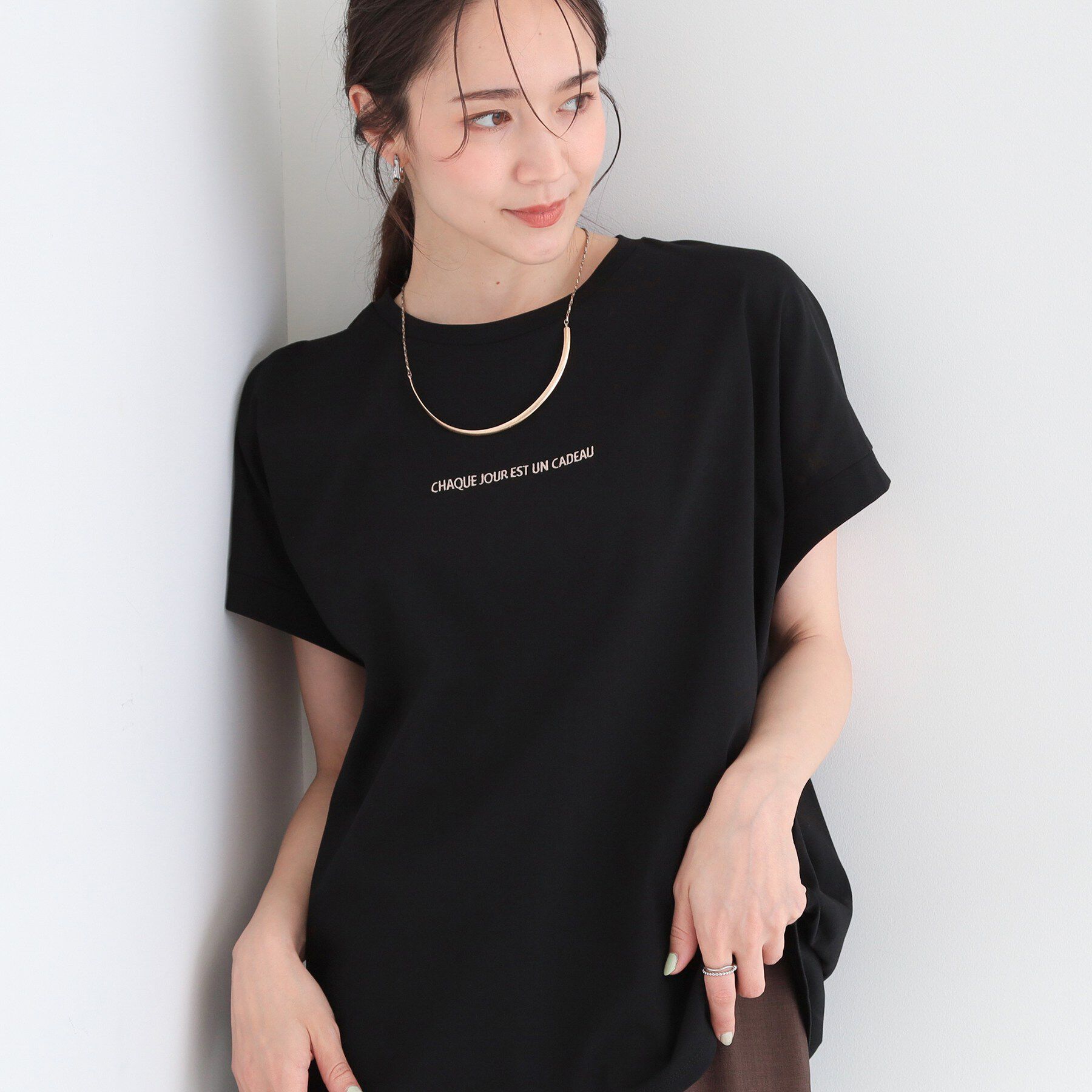 SHOO･LA･RUE「【汗じみ防止/ひんやり/体型カバー】真夏の味方。汗じみが気になりにくい 大人の刺繍ロゴTシャツ」|Tシャツ・カットソー|ブラック(019)