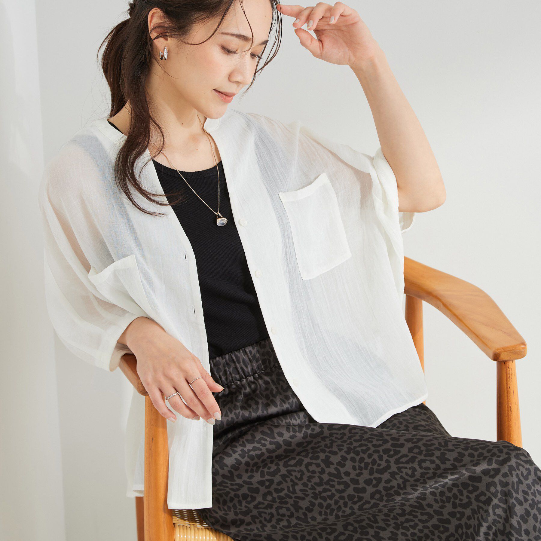 SHOO･LA･RUE「【洗濯機可/選べる6色】程よいシアー感が涼し気 ゆったりワッシャードルマンブラウス」|シャツ・ブラウス|ホワイト(001)